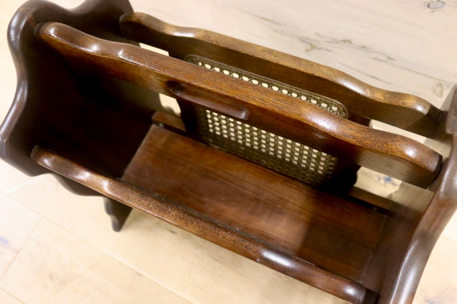 GMHK789○karimoku / カリモク コロニアル マガジンラック スリッパラック 雑誌入れ 収納 木製 ラタン アンティーク