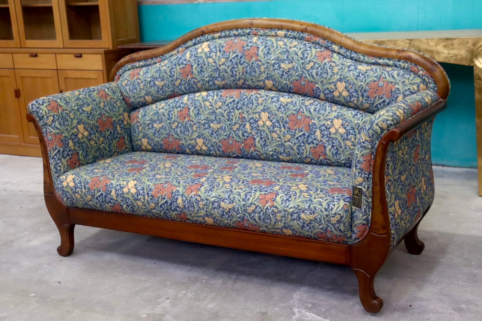 GMHS477C○TECHNA / テクナ 2人掛けソファ ラブソファ ファブリック 店舗 オフィス 什器 クラシック モダン VICTORIA&ALBERT MUSEUM