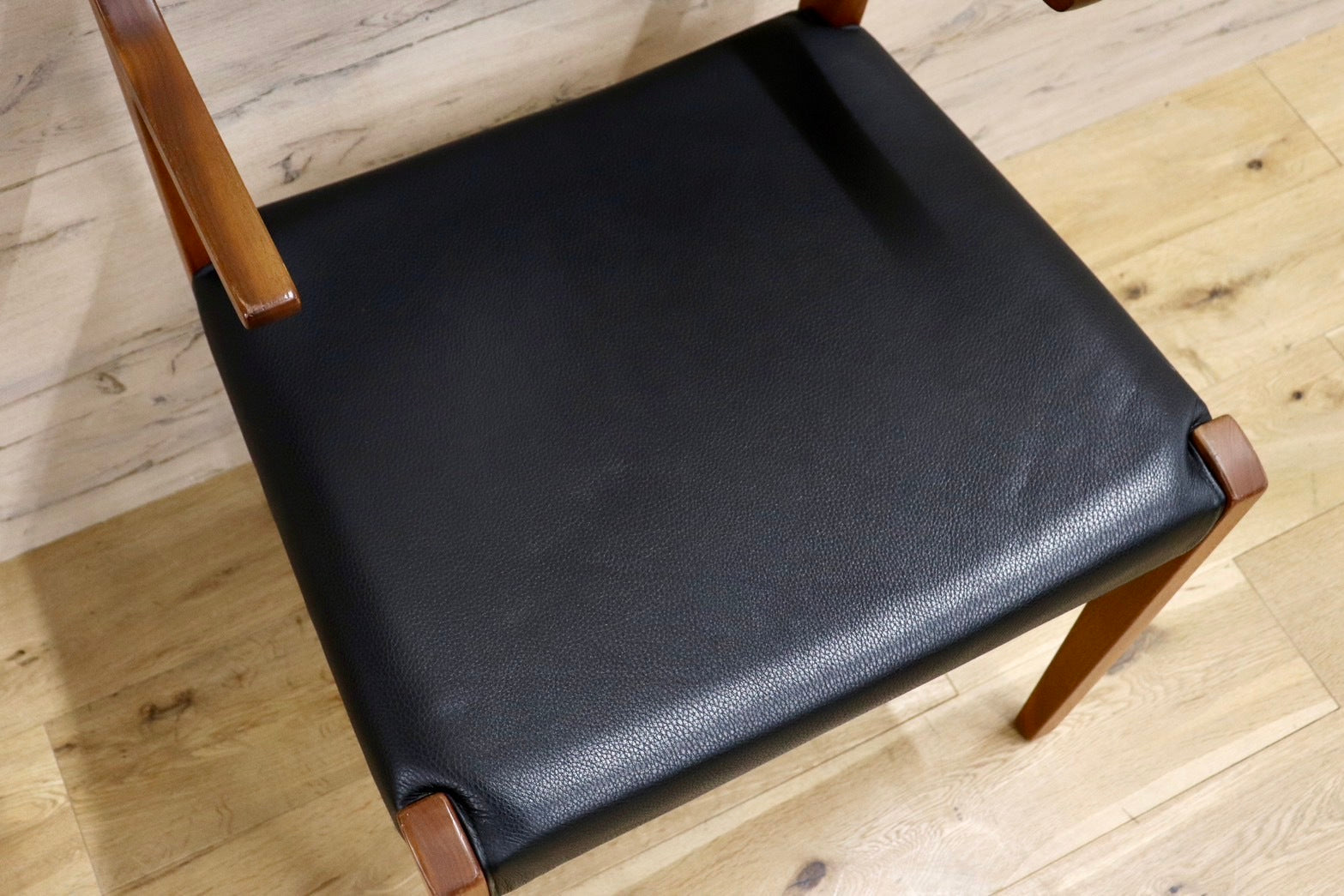 GMHS565C○NAGANO INTERIOR / ナガノインテリア アームチェア 食卓椅子 ダイニングチェア 本革 チェリー材 北欧スタイル モダン