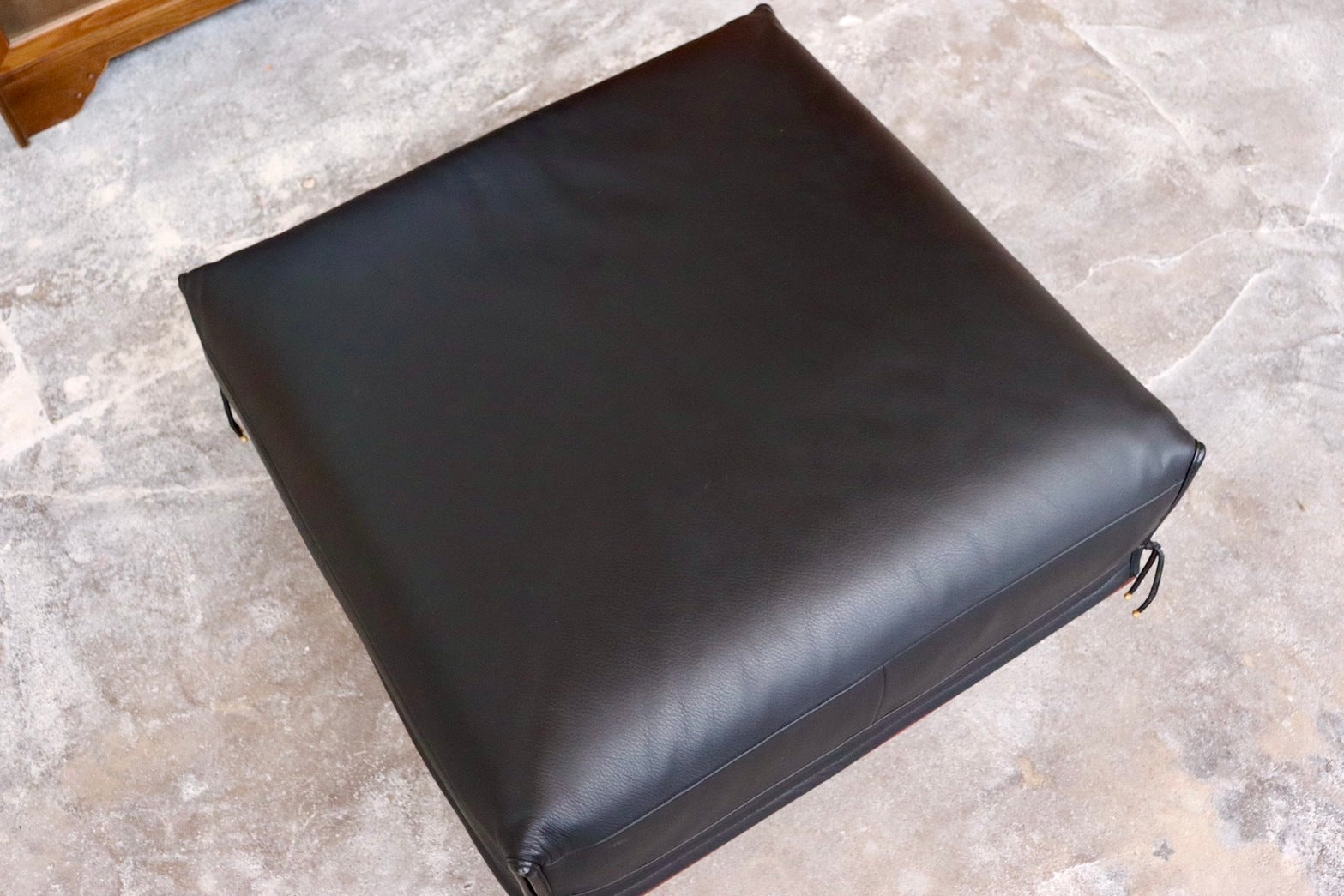 GMIK43D○karimoku / カリモク Vivente ビベンテ オットマン スツール 黒本革 花梨 最高級 応接 オフィス 定価約13万