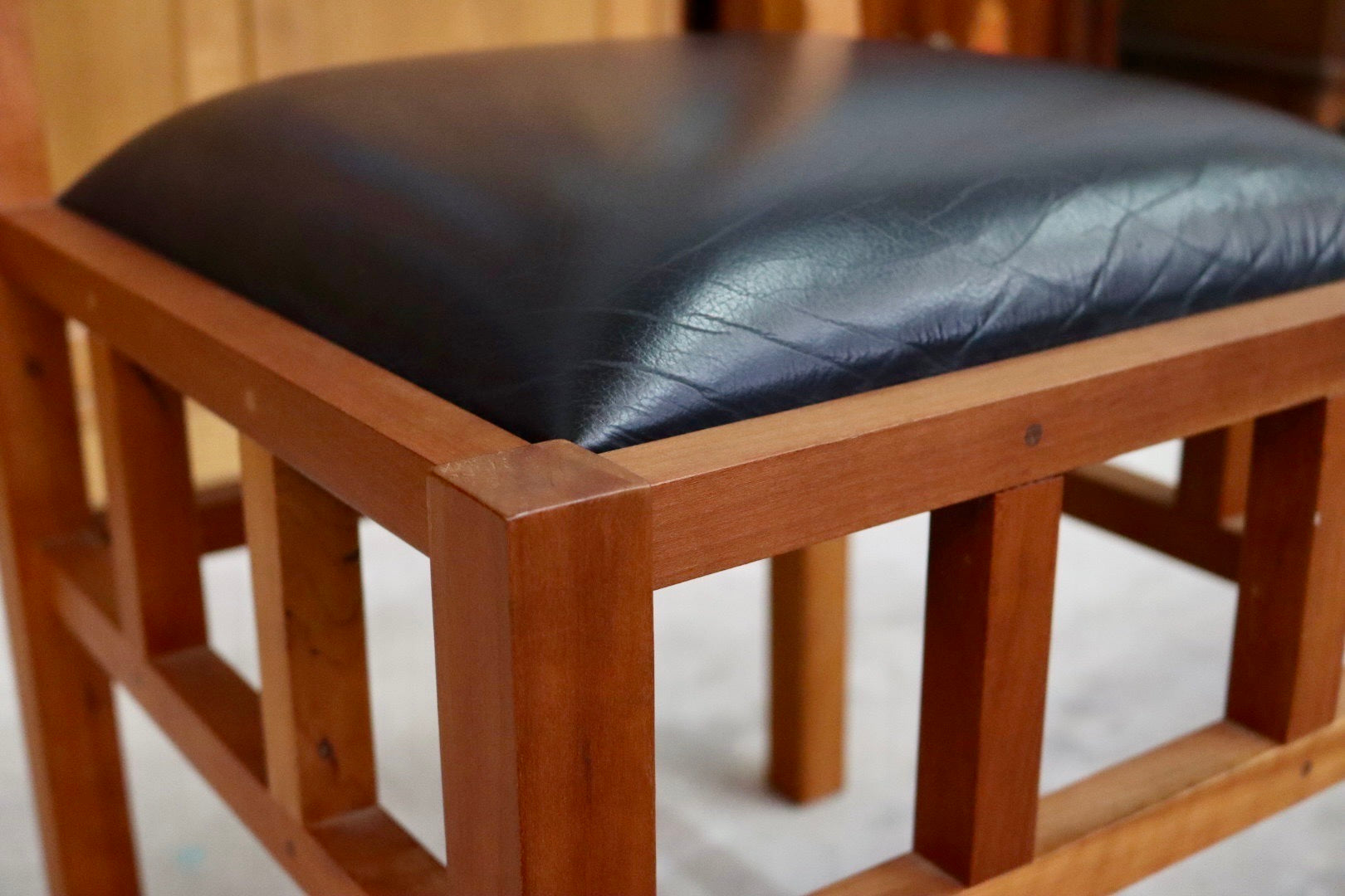 GMIK36E○JOHN KELLY / ジョン・ケリー J1スピンドルチェア ダイニングチェア 椅子 木製 ブラックチェリー材 本革 クラシック アンティーク