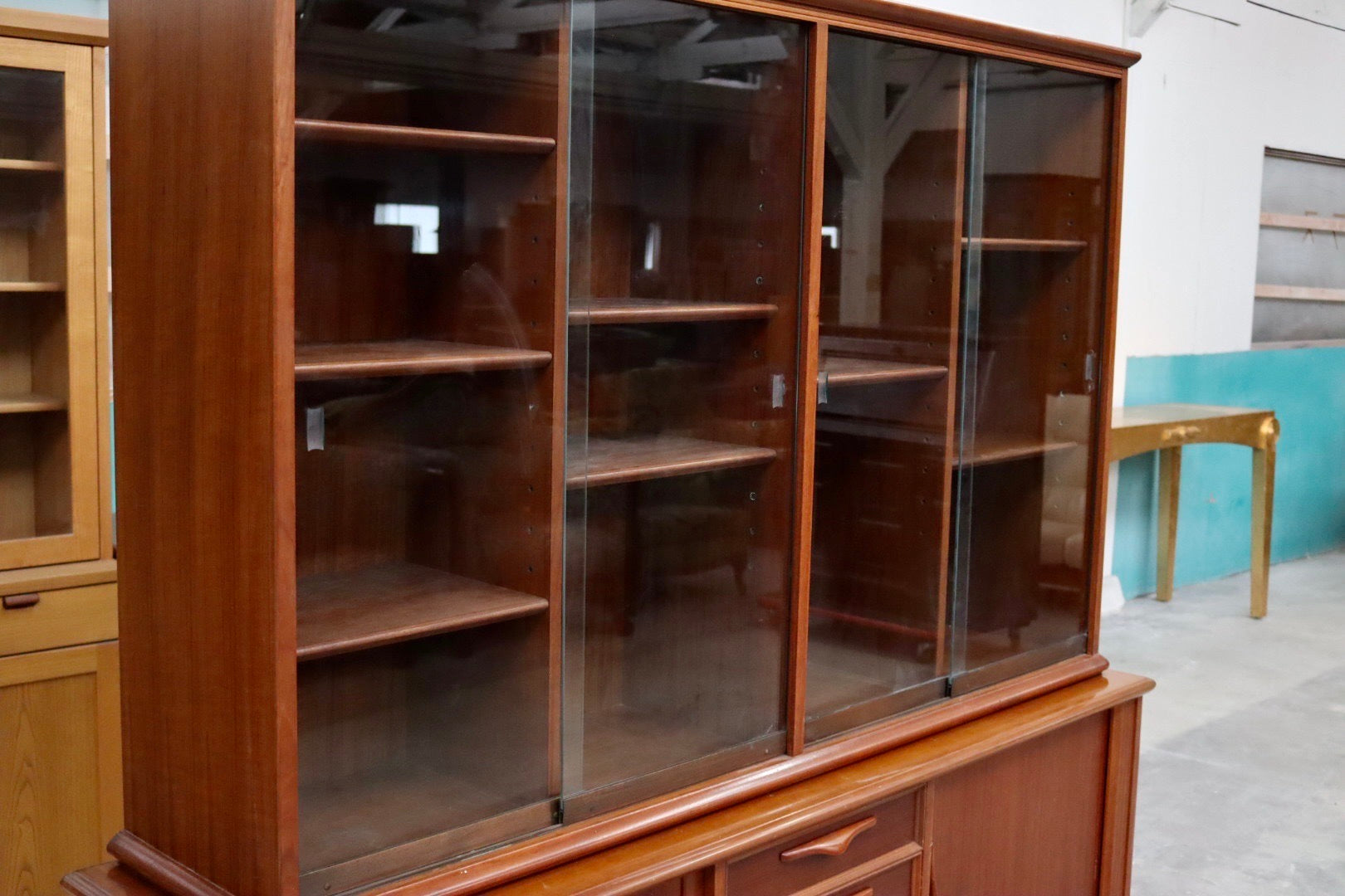 GMIK27○北欧スタイル家具 食器棚 水屋棚 飾り棚 カップボード ダイニングボード 本棚 キャビネット 蛇腹扉 チーク材 国産 ヴィンテージ