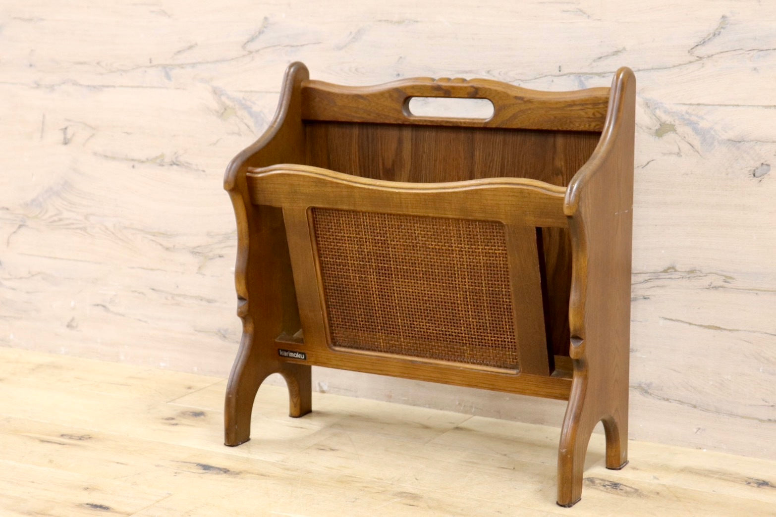 GMIK138○karimoku / カリモク コロニアル マガジンラック スリッパラック 雑誌入れ 収納 木製 ラタン