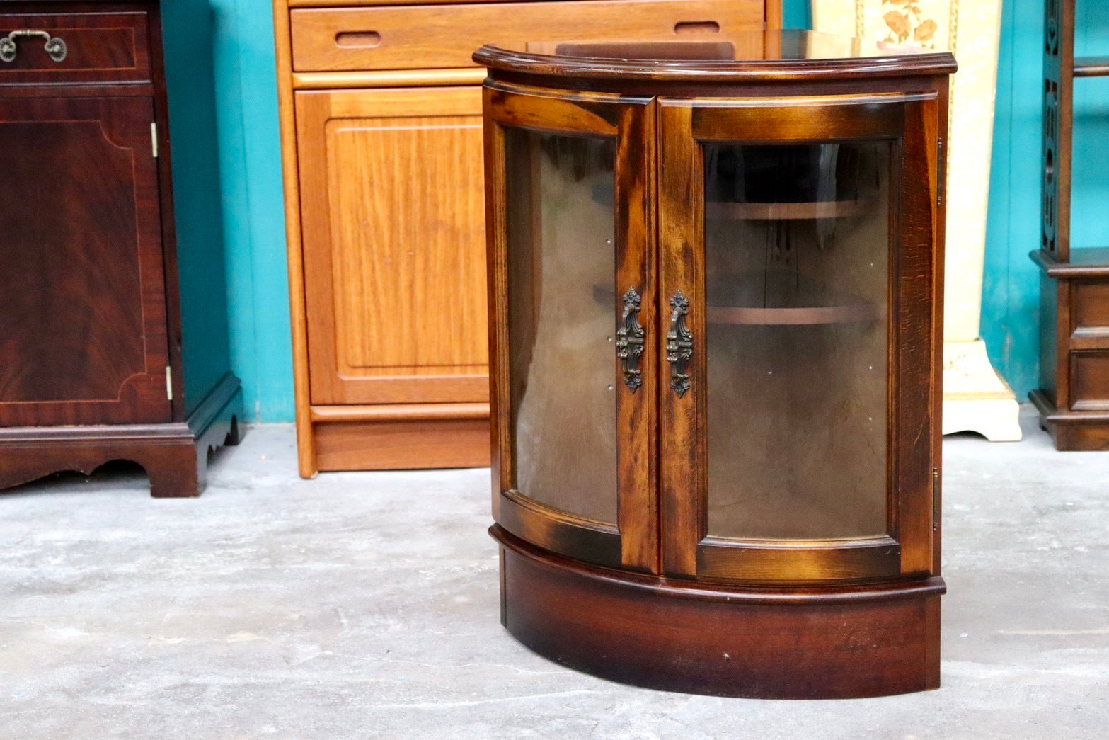 GMIS158○karimoku / カリモク コロニアル コーナーキャビネット 飾り棚 収納家具 キャビネット クラシカル 国産家具