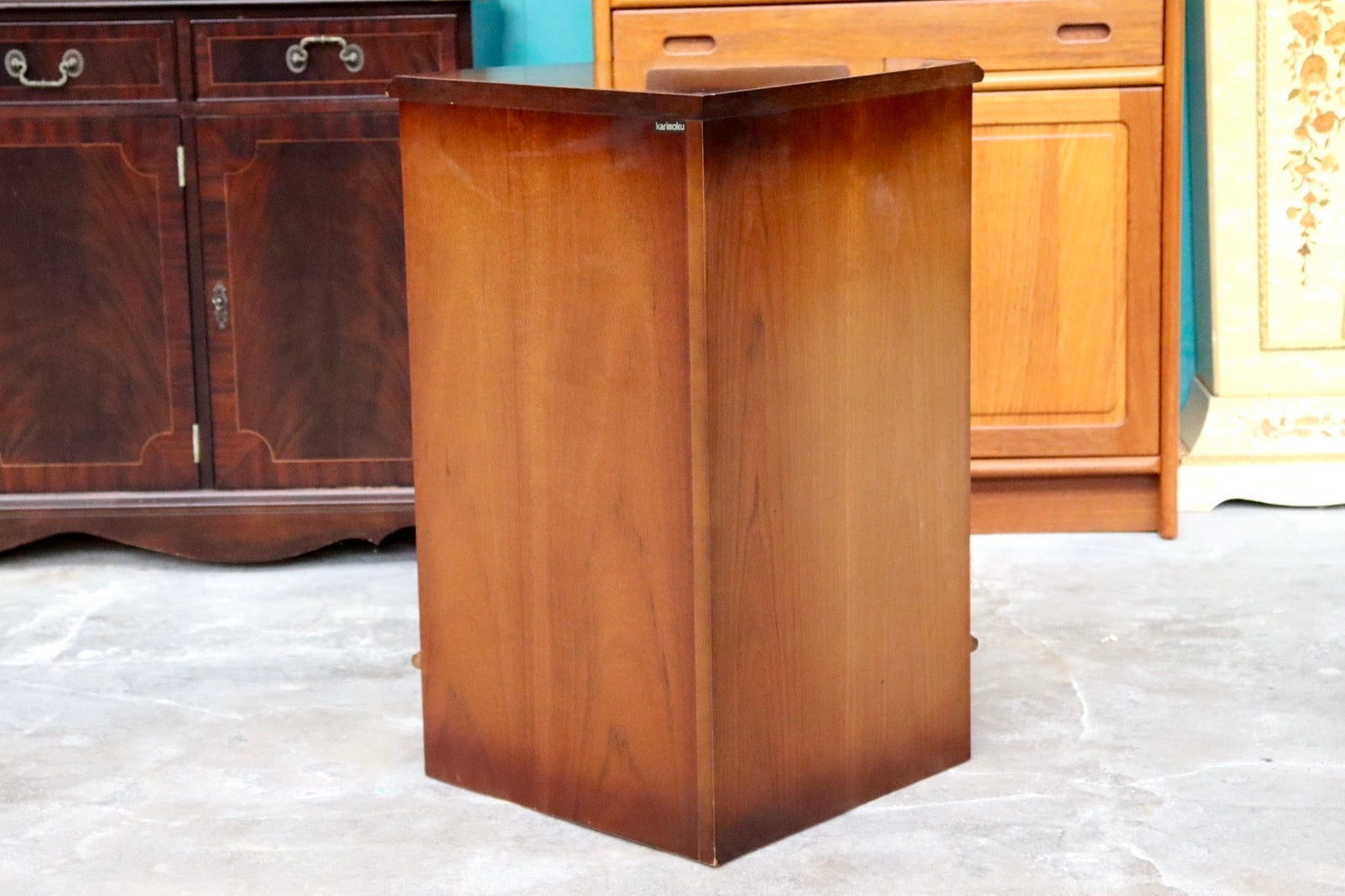 GMIS158○karimoku / カリモク コロニアル コーナーキャビネット 飾り棚 収納家具 キャビネット クラシカル 国産家具