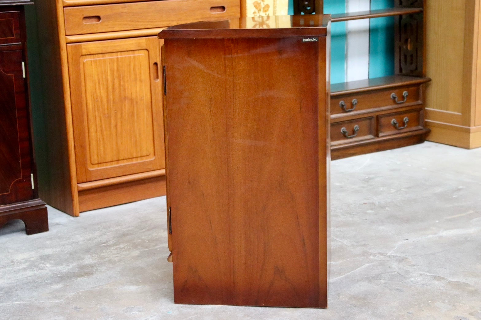 GMIS158○karimoku / カリモク コロニアル コーナーキャビネット 飾り棚 収納家具 キャビネット クラシカル 国産家具