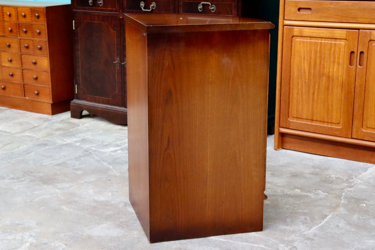 GMIS158○karimoku / カリモク コロニアル コーナーキャビネット 飾り棚 収納家具 キャビネット クラシカル 国産家具