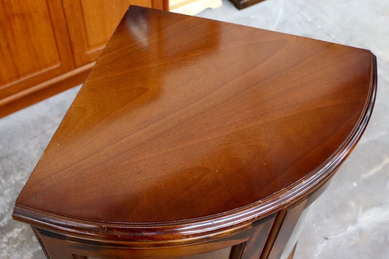 GMIS158○karimoku / カリモク コロニアル コーナーキャビネット 飾り棚 収納家具 キャビネット クラシカル 国産家具