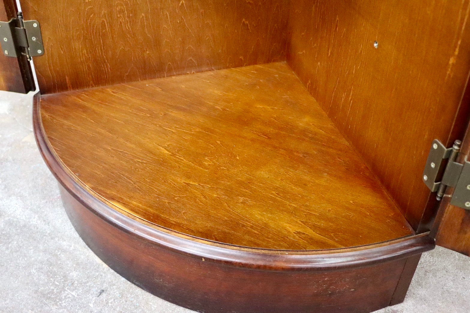 GMIS158○karimoku / カリモク コロニアル コーナーキャビネット 飾り棚 収納家具 キャビネット クラシカル 国産家具