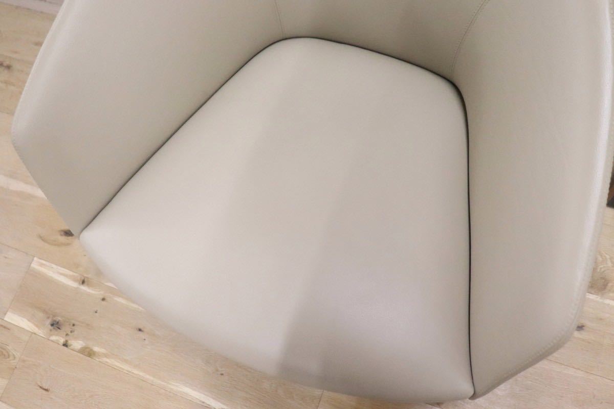 GMGN421D○Andreu World / アンドリュー・ワールド Brandy アームチェア 椅子 本革 レザー ベージュ モダン 定価約20万 展示品