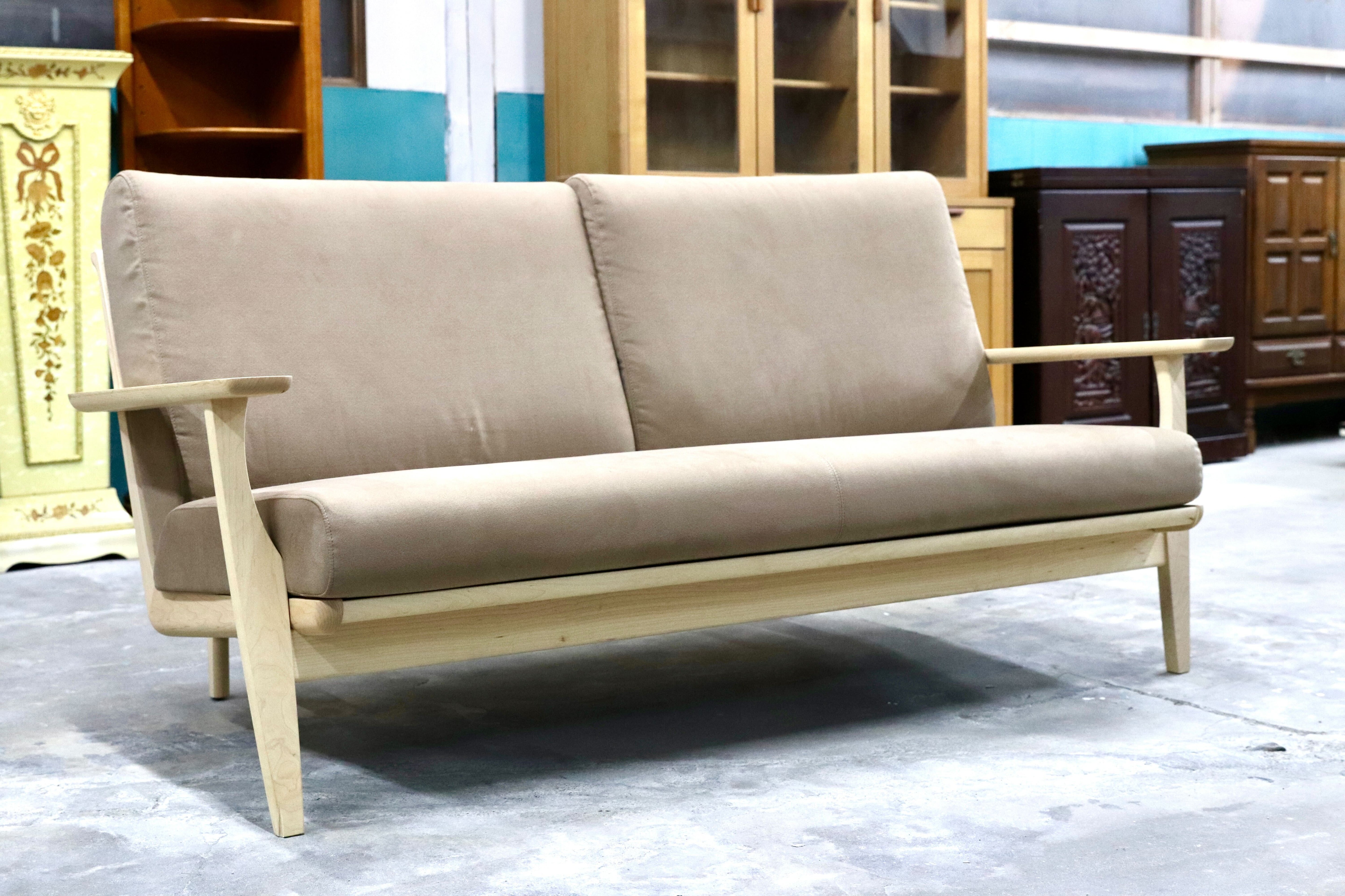 GMIK704○karimoku / カリモク WU6162 2人掛けソファ ラブソファ ピュアメープル 布張り 長椅子 国産家具 約37万 展示品