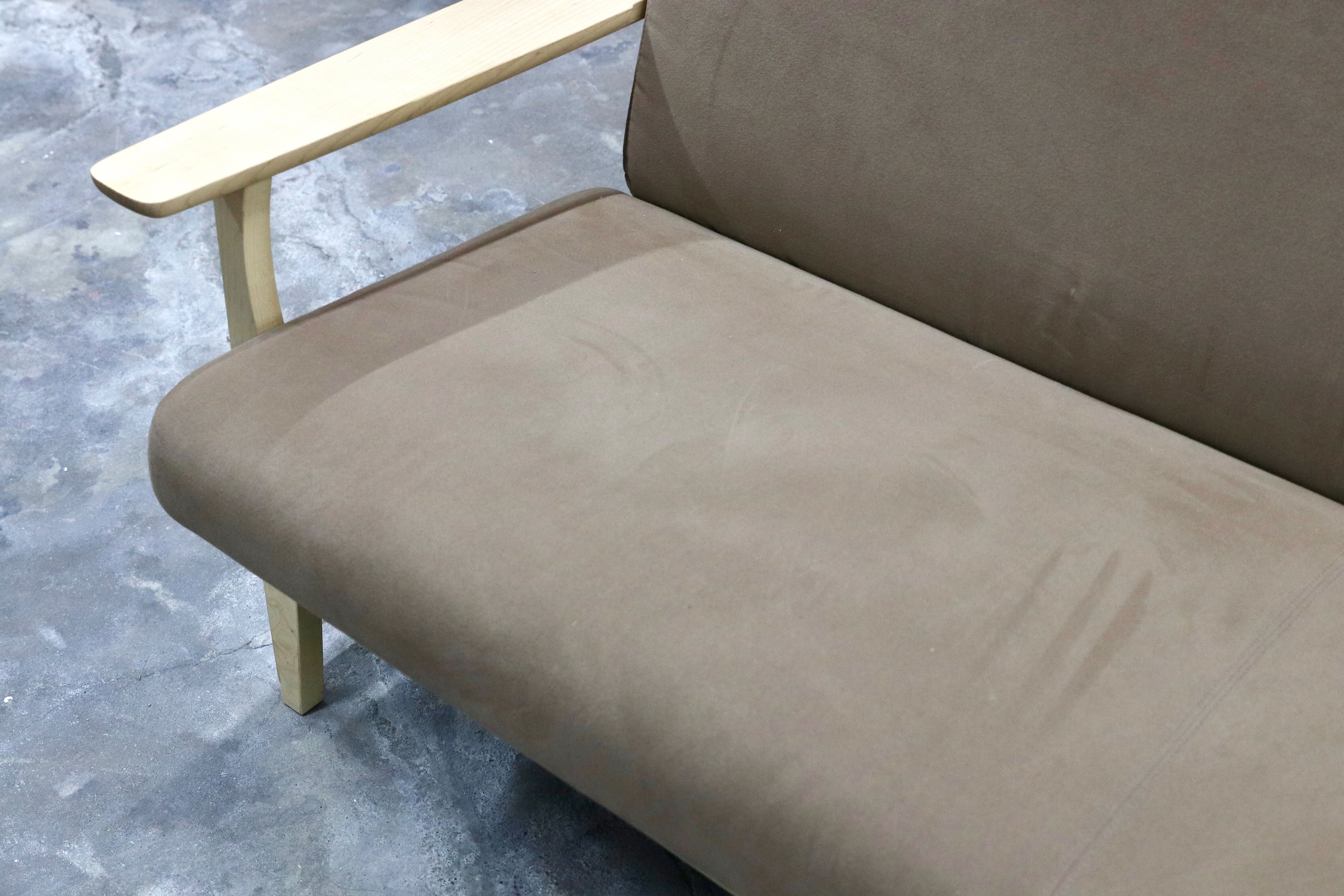 GMIK704○karimoku / カリモク WU6162 2人掛けソファ ラブソファ ピュアメープル 布張り 長椅子 国産家具 約37万 展示品