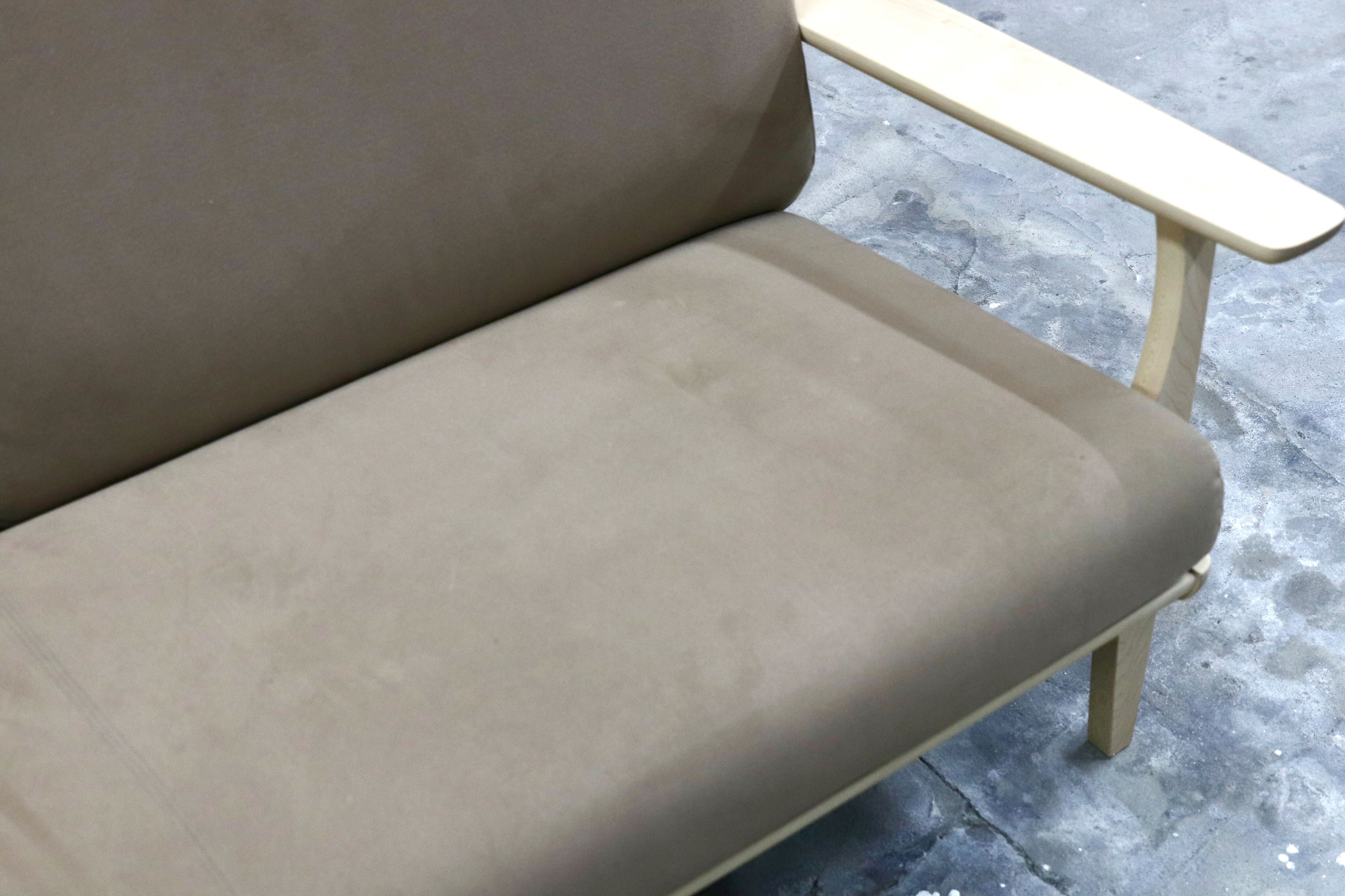 GMIK704○karimoku / カリモク WU6162 2人掛けソファ ラブソファ ピュアメープル 布張り 長椅子 国産家具 約37万 展示品