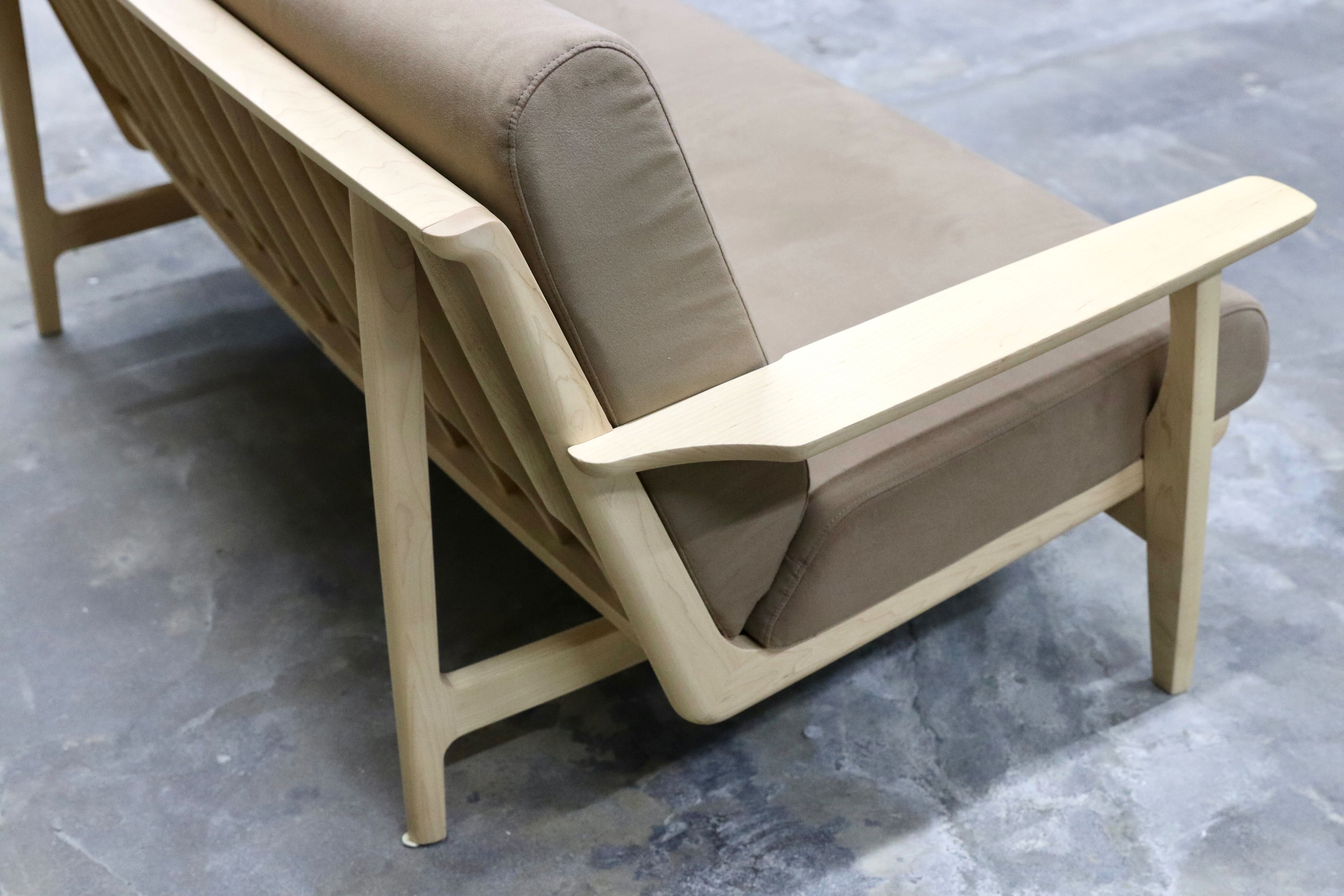 GMIK704○karimoku / カリモク WU6162 2人掛けソファ ラブソファ ピュアメープル 布張り 長椅子 国産家具 約37万 展示品