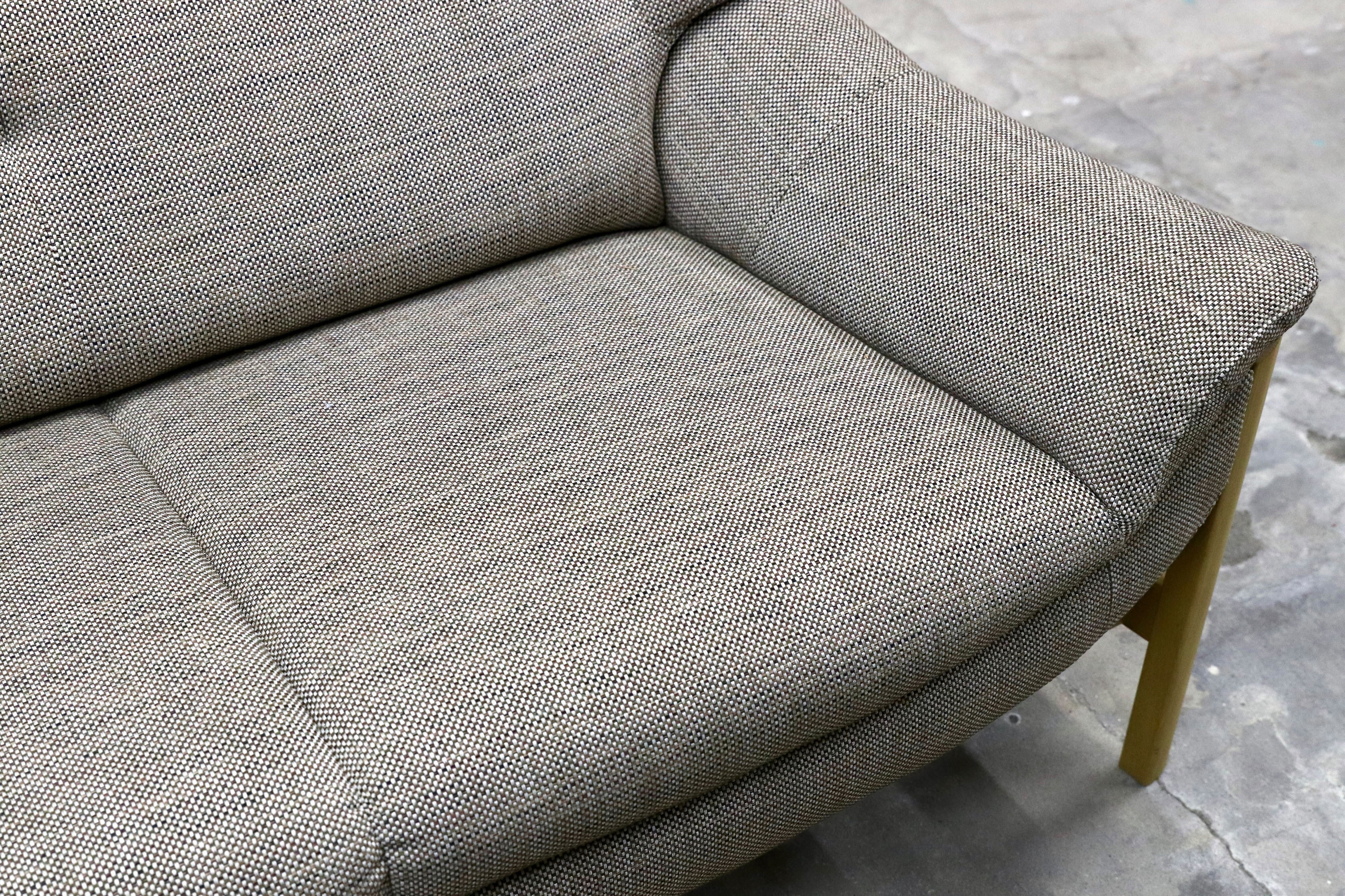 GMIS374○karimoku / カリモク UU62シリーズ 長椅子 3人掛けソファ トリプルソファ 布張り オーク材 北欧スタイル 国産家具 定価約32.5万