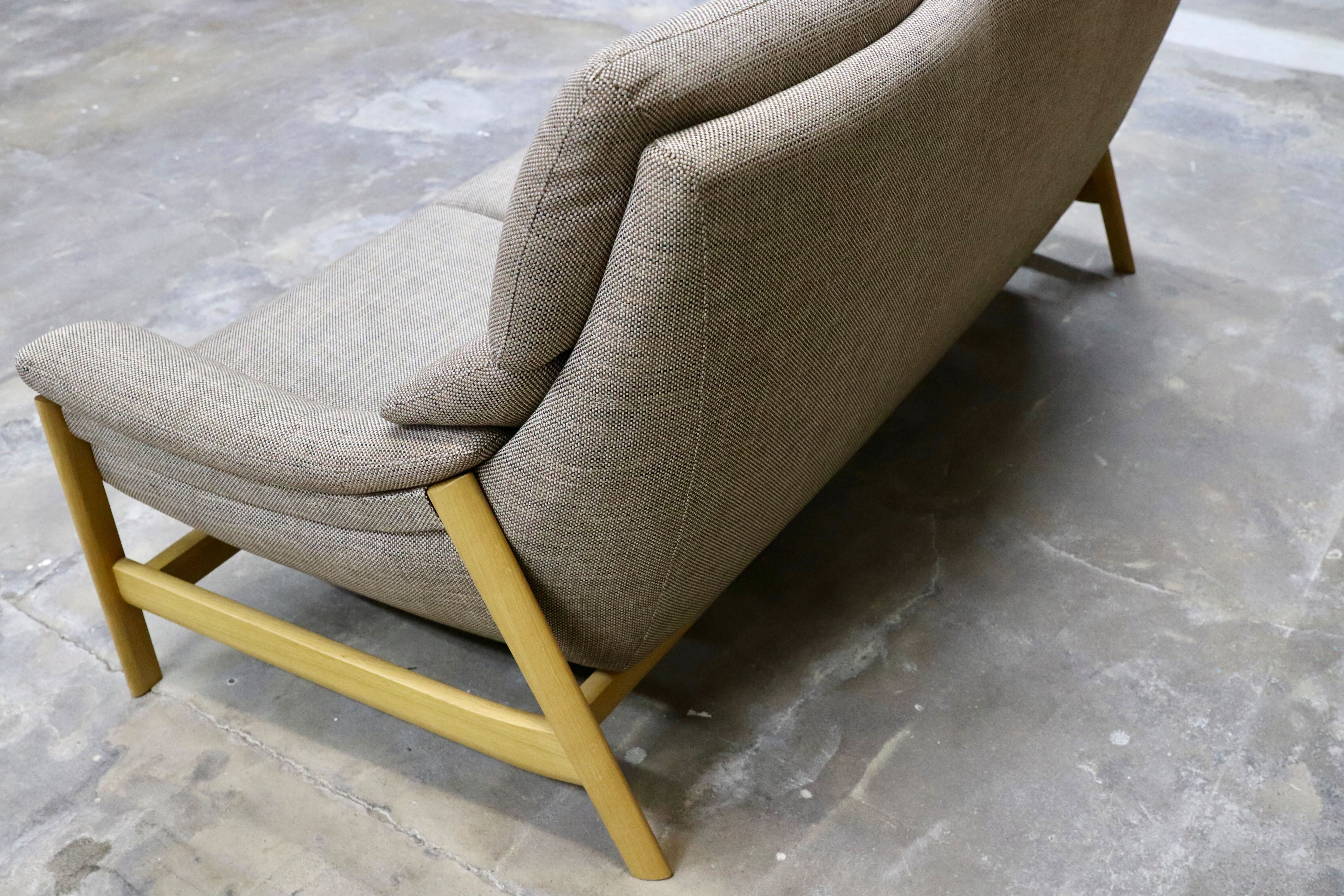 GMIS374○karimoku / カリモク UU62シリーズ 長椅子 3人掛けソファ トリプルソファ 布張り オーク材 北欧スタイル 国産家具 定価約32.5万