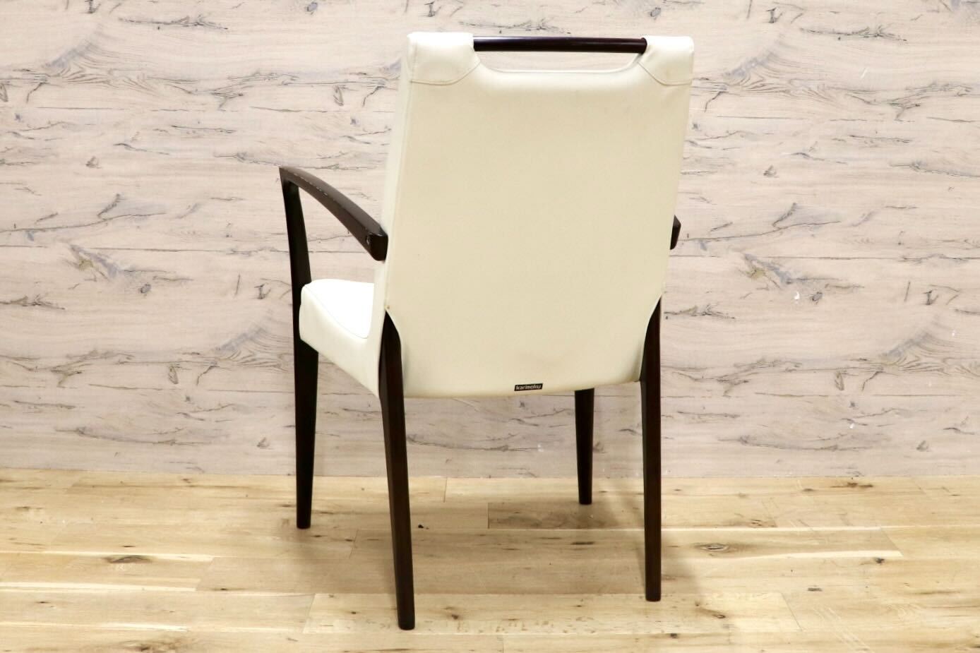 GMHK575D○karimoku / カリモク ダイニングチェア 膝付食卓椅子 アームチェア 合皮 レザー アイボリー モダン 国産家具