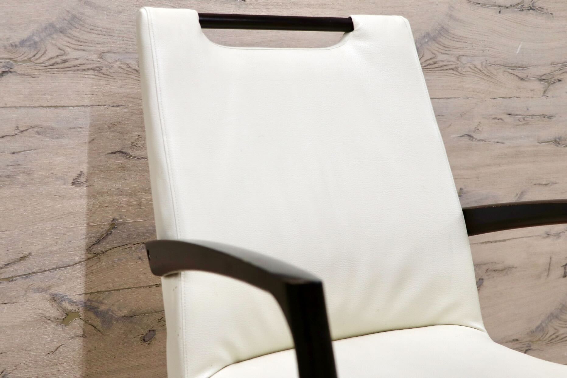 GMHK575D○karimoku / カリモク ダイニングチェア 膝付食卓椅子 アームチェア 合皮 レザー アイボリー モダン 国産家具