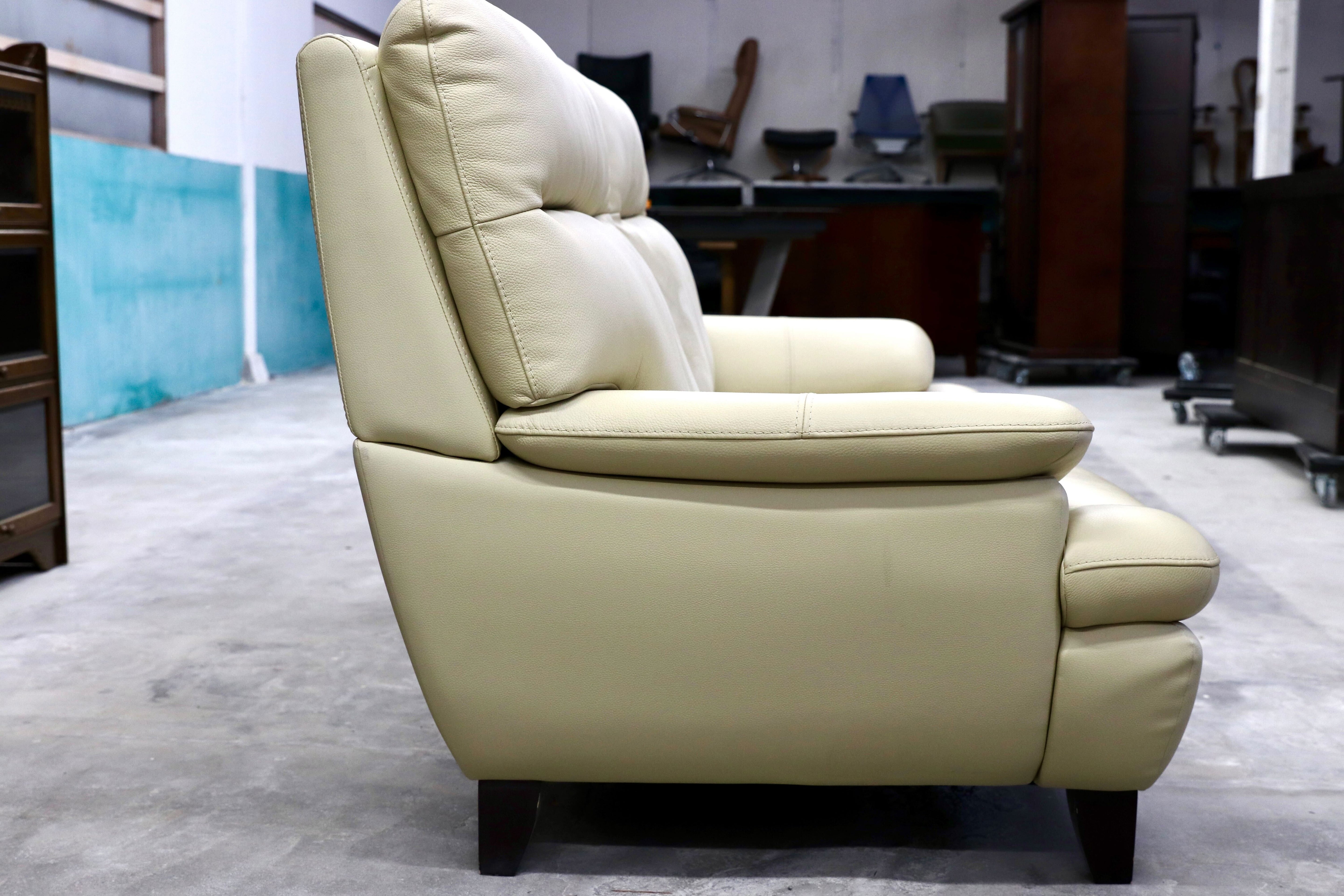 GMHS369○IDC大塚家具 ルーニー 2.5人掛けソファ ラブソファ 長椅子 本革 アイボリー ベージュ系 定価16.5万