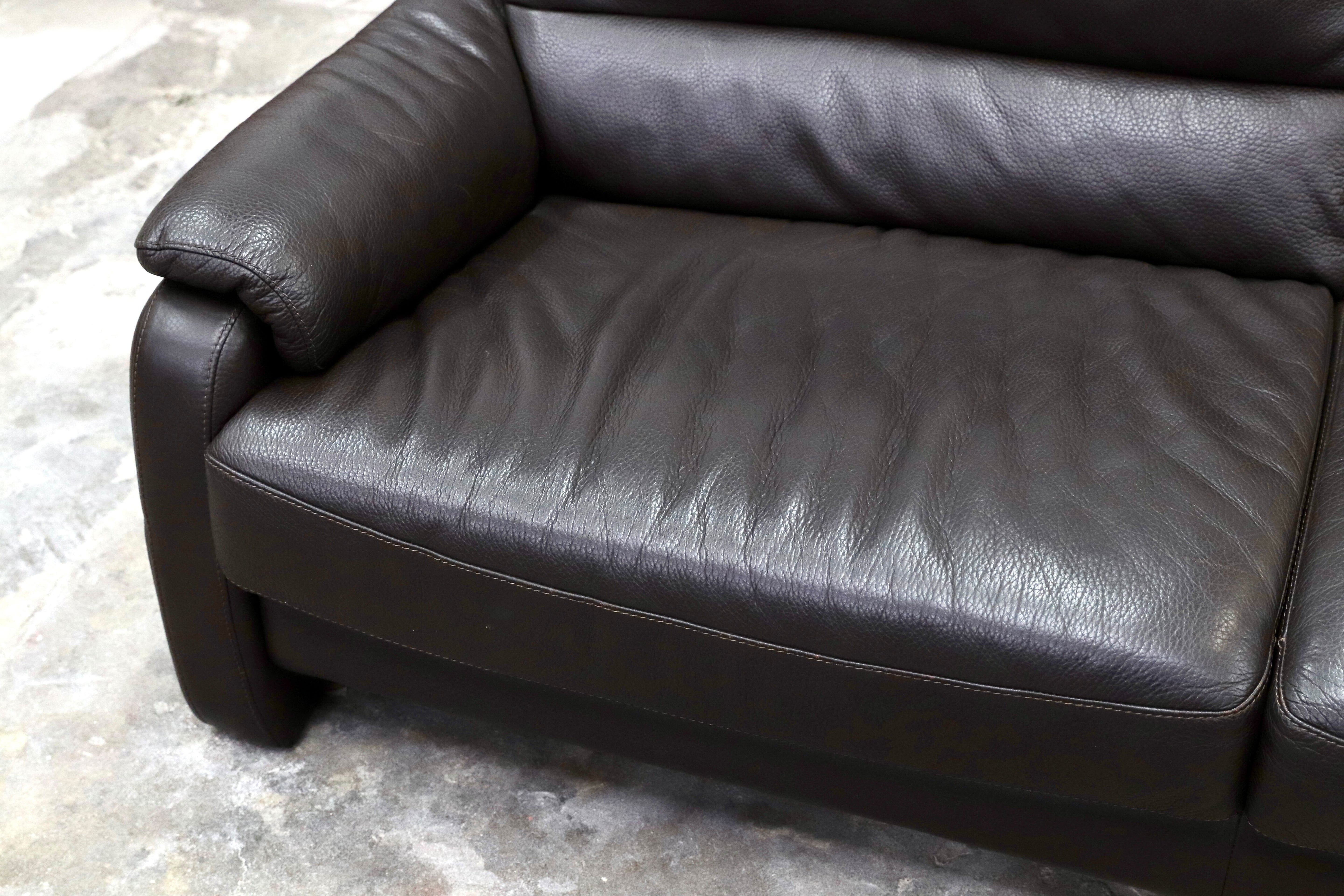 GMIK716○IDC大塚家具 2.5人掛けソファ トリプルソファ ダークブラウン 総本革 スタイリッシュモダン 長椅子 レザー