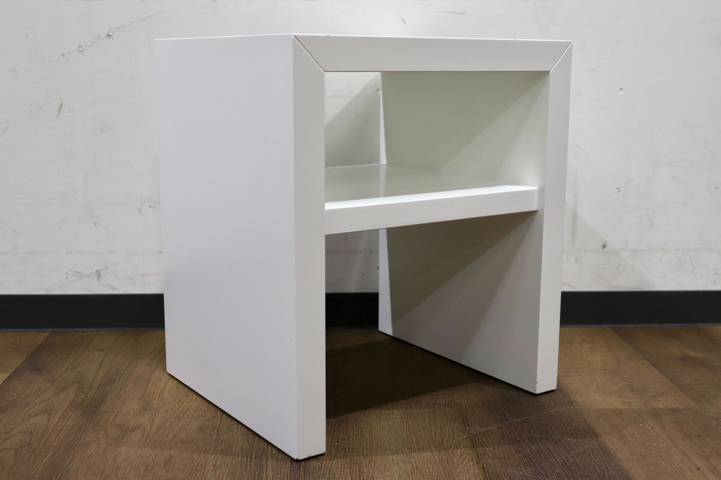 GMHO84○CHERRY FURNITURE / 桜屋工業 HOMEDAY ベッドサイドテーブル サイドテーブル ナイトテーブル 飾り棚 ホワイト 定価約2.7万