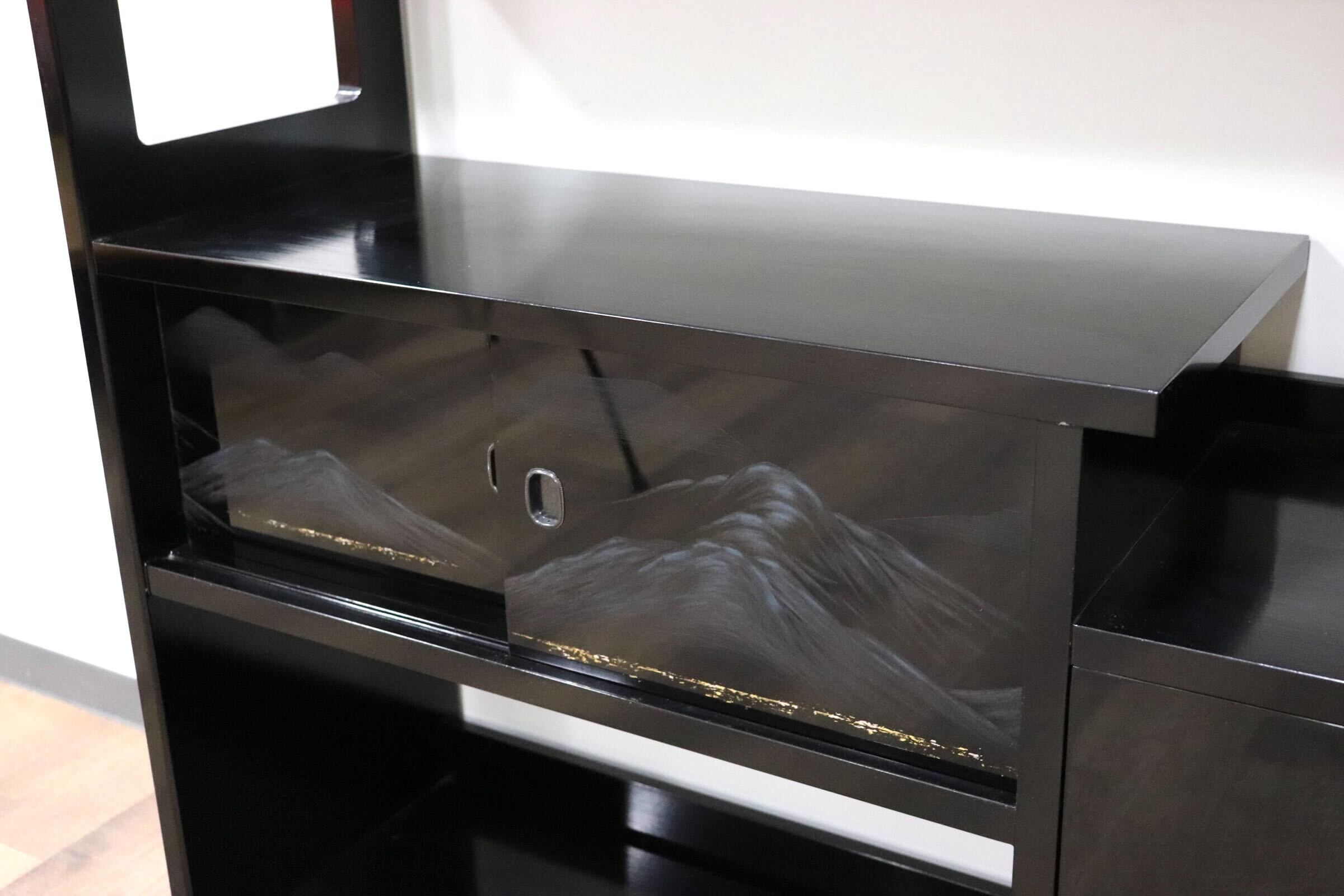 GMGF121○モリシゲ / MORISHIGE 有明 彫漆 飾り棚 茶棚 違い棚 和家具 黒漆 彫漆山 木立 香雲 伝統工芸品 IDC大塚家具 定価102万 展示品