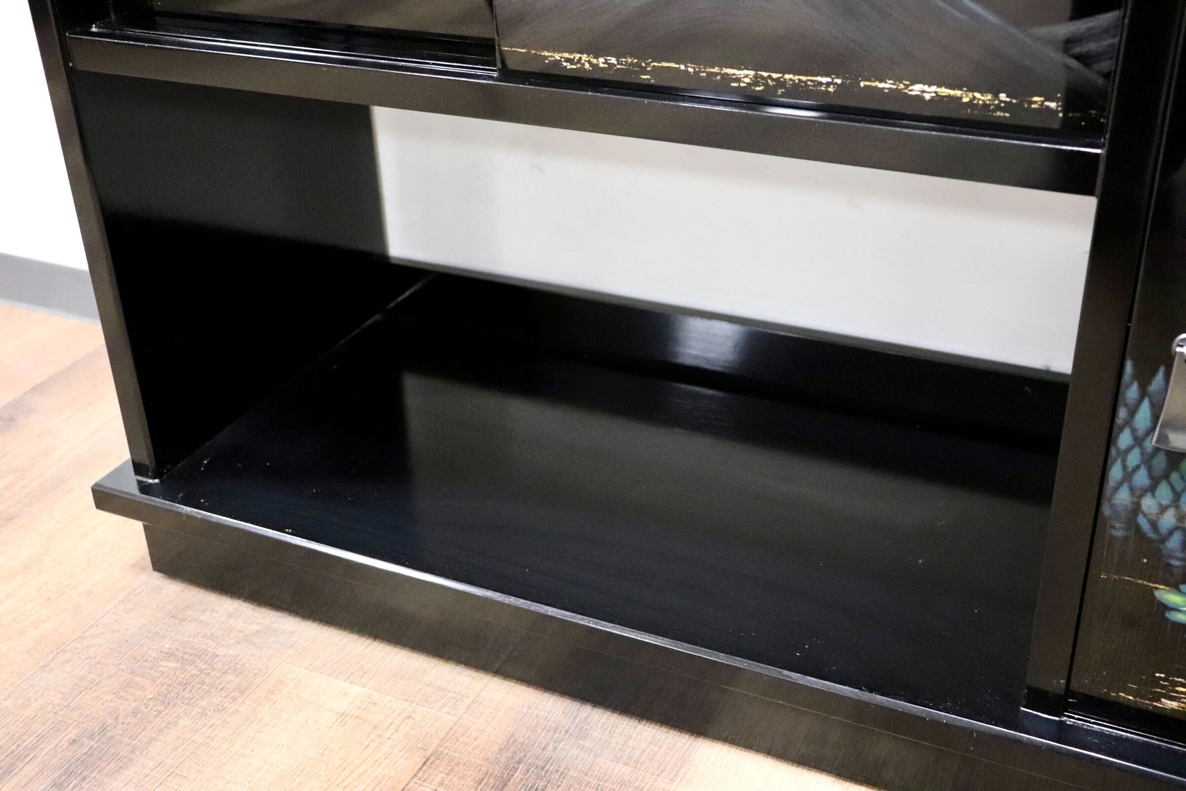 GMGF121○モリシゲ / MORISHIGE 有明 彫漆 飾り棚 茶棚 違い棚 和家具 黒漆 彫漆山 木立 香雲 伝統工芸品 IDC大塚家具 定価102万 展示品