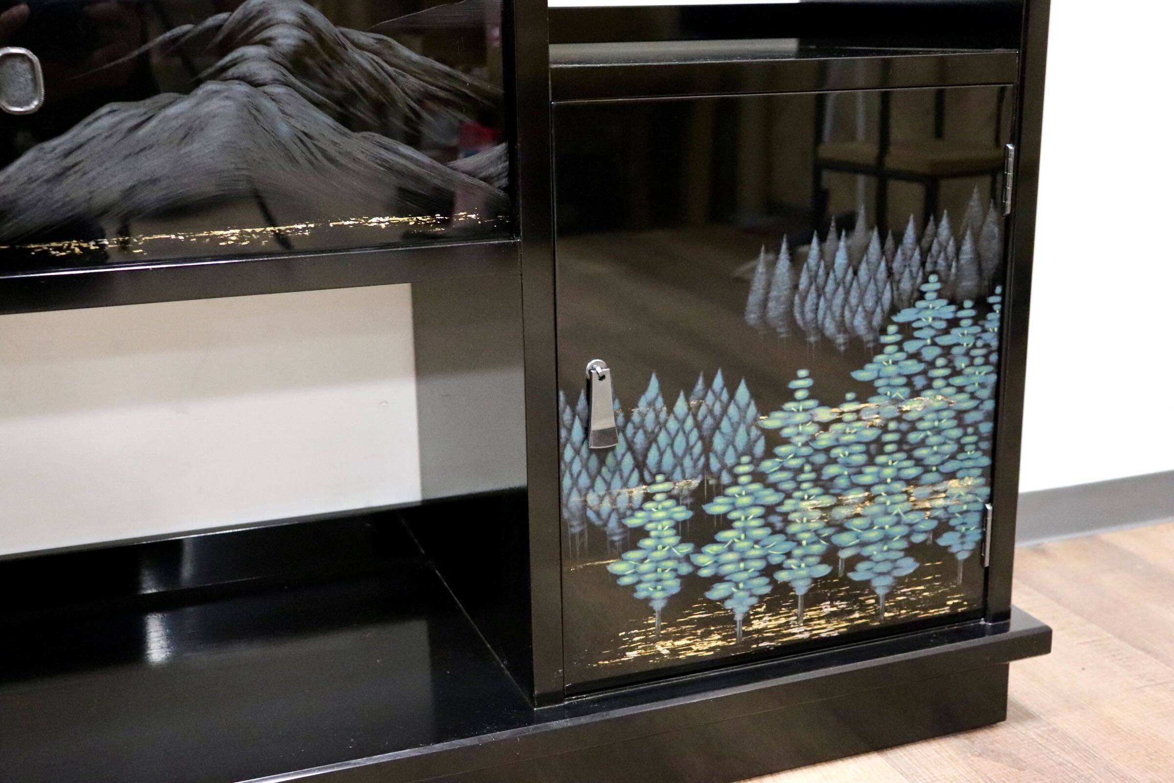 GMGF121○モリシゲ / MORISHIGE 有明 彫漆 飾り棚 茶棚 違い棚 和家具 黒漆 彫漆山 木立 香雲 伝統工芸品 IDC大塚家具 定価102万 展示品