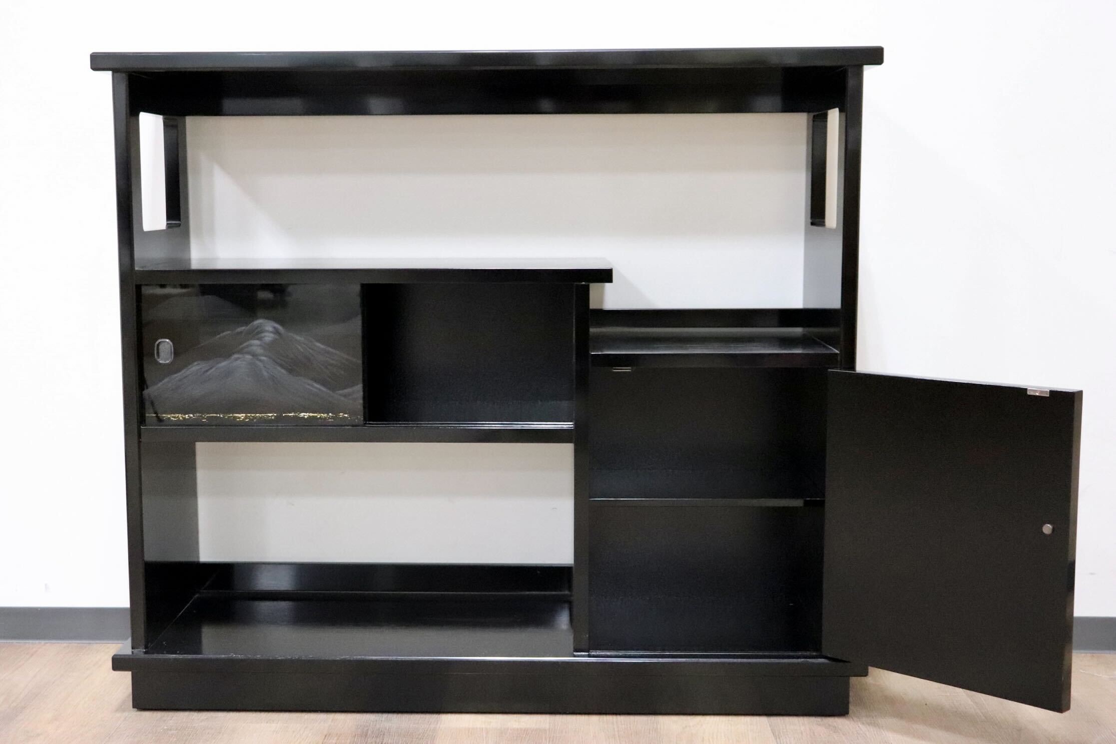 GMGF121○モリシゲ / MORISHIGE 有明 彫漆 飾り棚 茶棚 違い棚 和家具 黒漆 彫漆山 木立 香雲 伝統工芸品 IDC大塚家具 定価102万 展示品