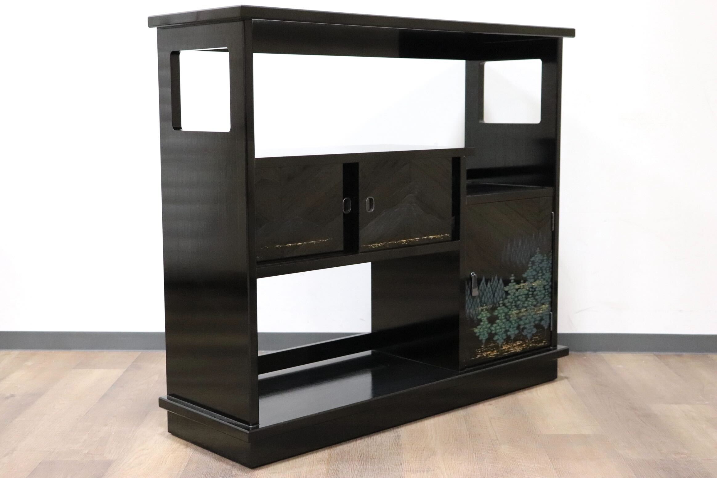 GMGF121○モリシゲ / MORISHIGE 有明 彫漆 飾り棚 茶棚 違い棚 和家具 黒漆 彫漆山 木立 香雲 伝統工芸品 IDC大塚家具 定価102万 展示品