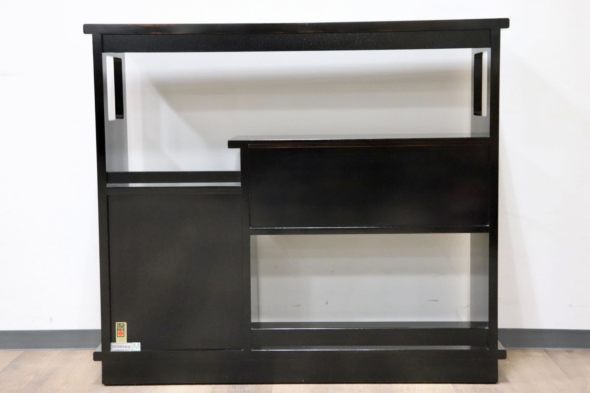 GMGF121○モリシゲ / MORISHIGE 有明 彫漆 飾り棚 茶棚 違い棚 和家具 黒漆 彫漆山 木立 香雲 伝統工芸品 IDC大塚家具 定価102万 展示品