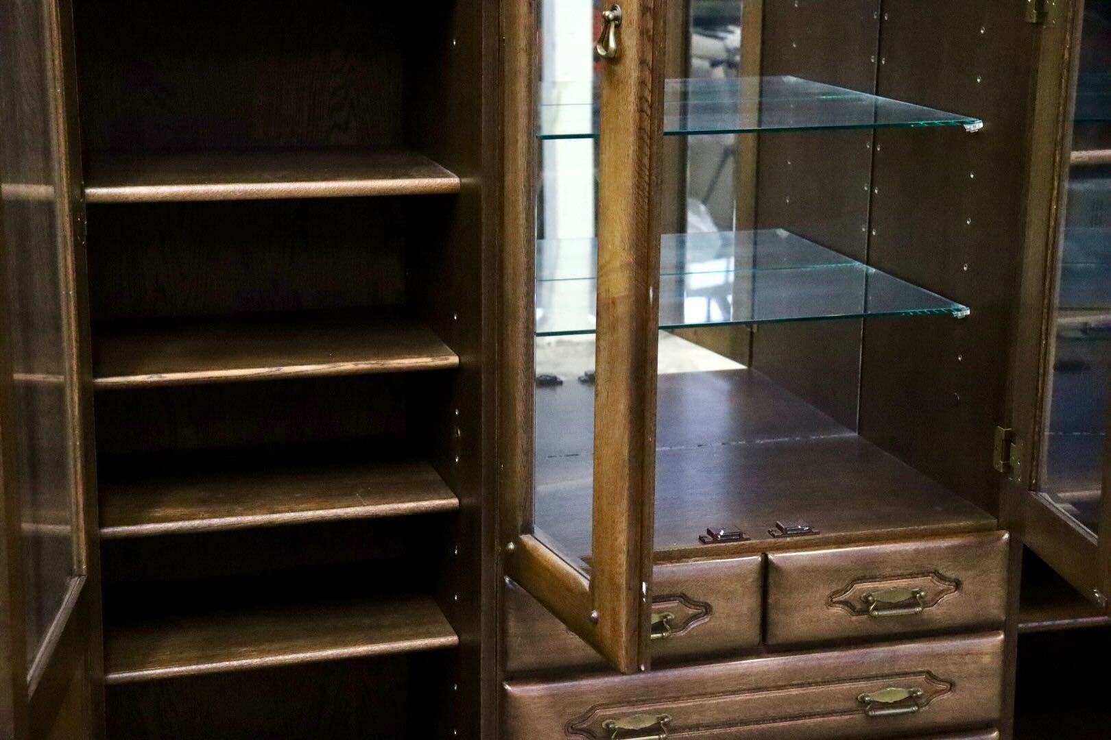 GMIS368A○札幌ファニシング クラーク180 食器棚 飾り棚 リビングボード カップボード オーク無垢材 彫刻 旭川家具 カントリー モリス