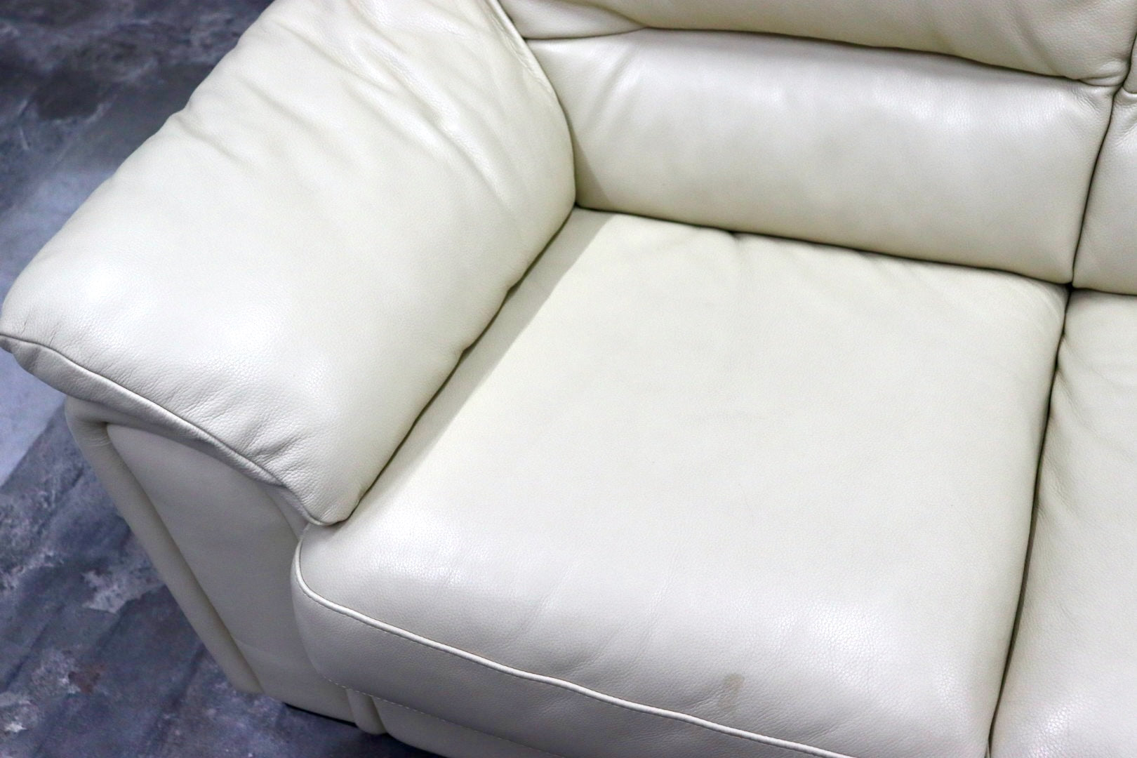 GMJK50○IDC大塚家具 2人掛けソファ ラブソファ 長椅子 本革 高級家具 アイボリー モダン ラグジュアリー リビング