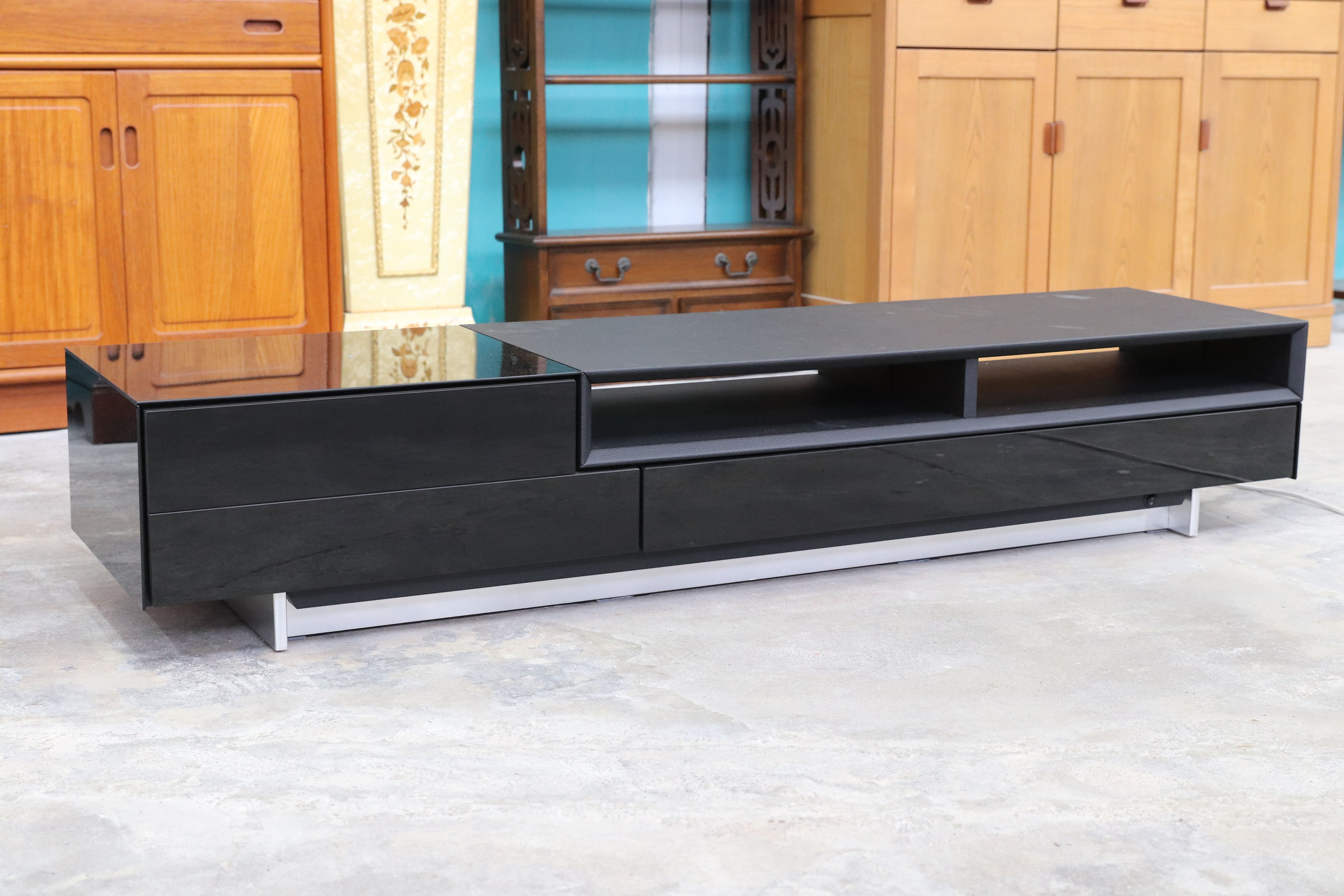 GMIK274○スタイリッシュモダン テレビボード TVボード AVボード リビングボード 収納家具 照明付き 検)ボーコンセプト カッシーナ アヤノ