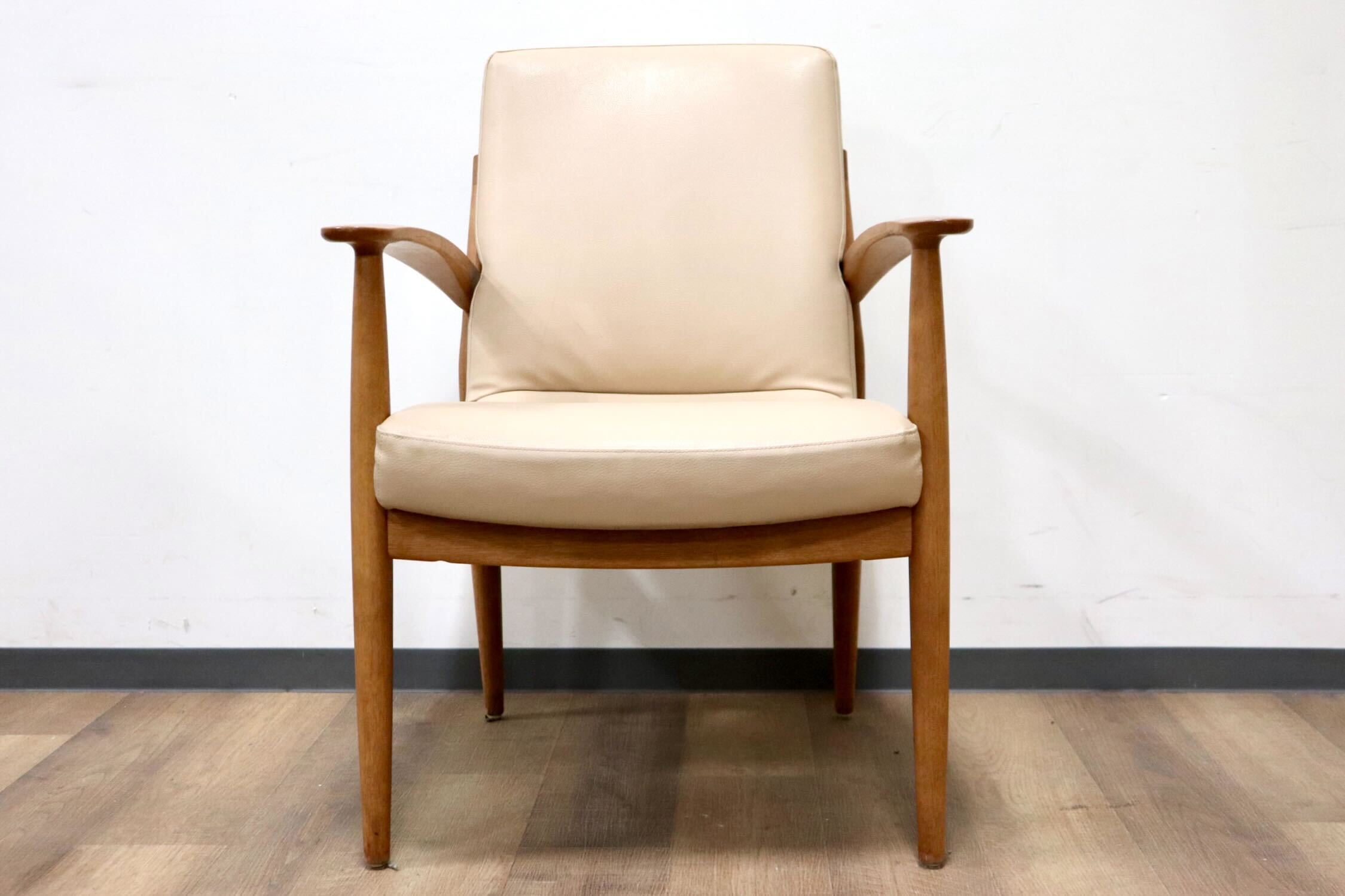 GMHH17A○karimoku / カリモク C-10225708 ダイニングチェア アームチェア 食卓椅子 椅子 オーク材 合皮 ベージュ モダン 国産家具