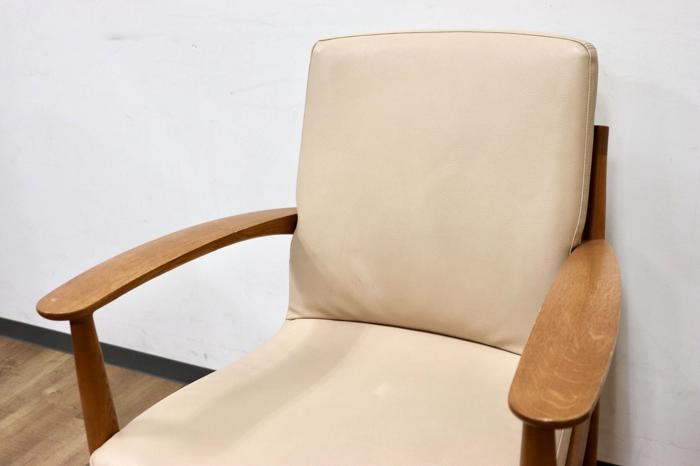 GMHH17A○karimoku / カリモク C-10225708 ダイニングチェア アームチェア 食卓椅子 椅子 オーク材 合皮 ベージュ モダン 国産家具