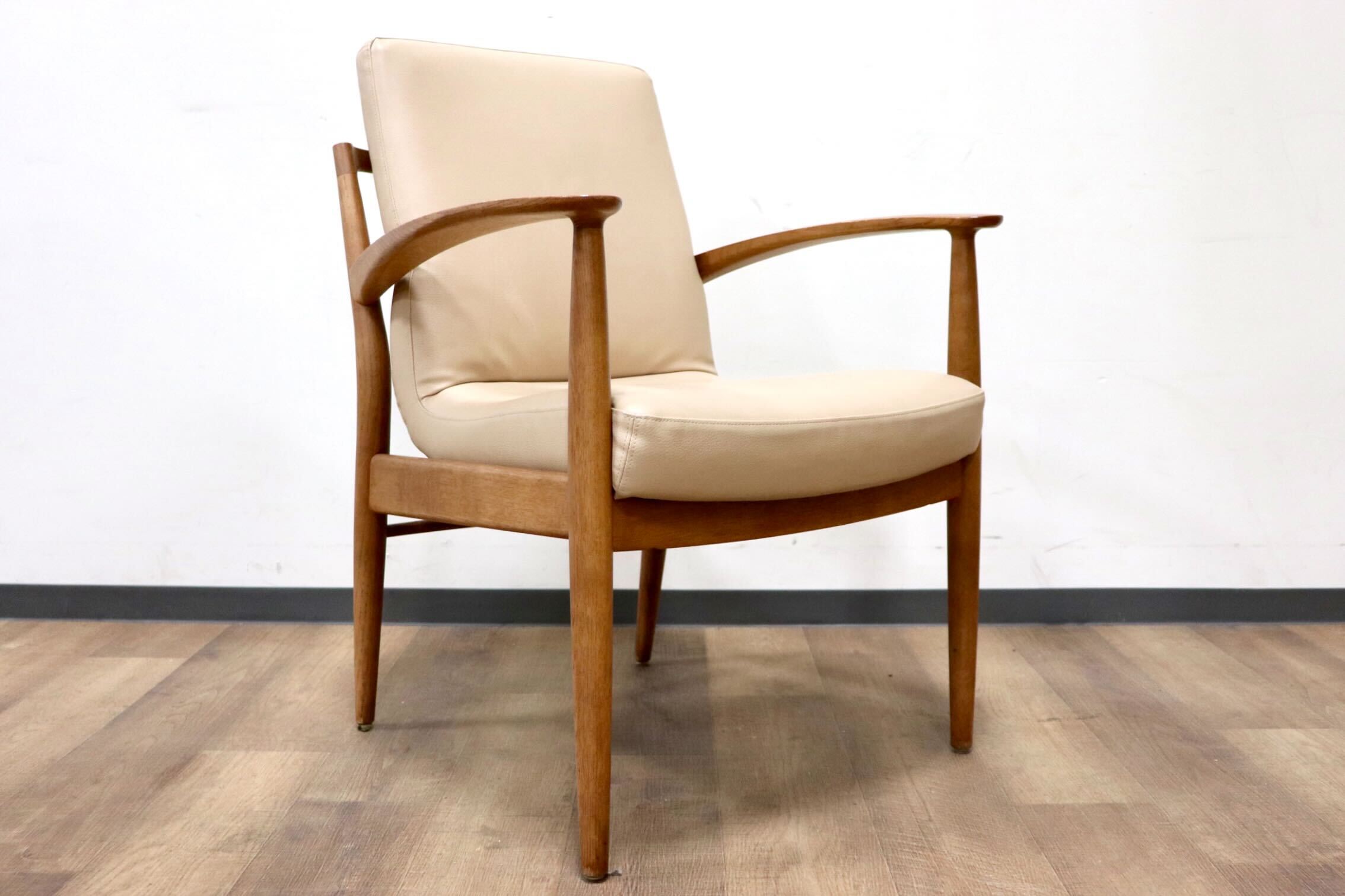 GMHH17A○karimoku / カリモク C-10225708 ダイニングチェア アームチェア 食卓椅子 椅子 オーク材 合皮 ベージュ モダン 国産家具