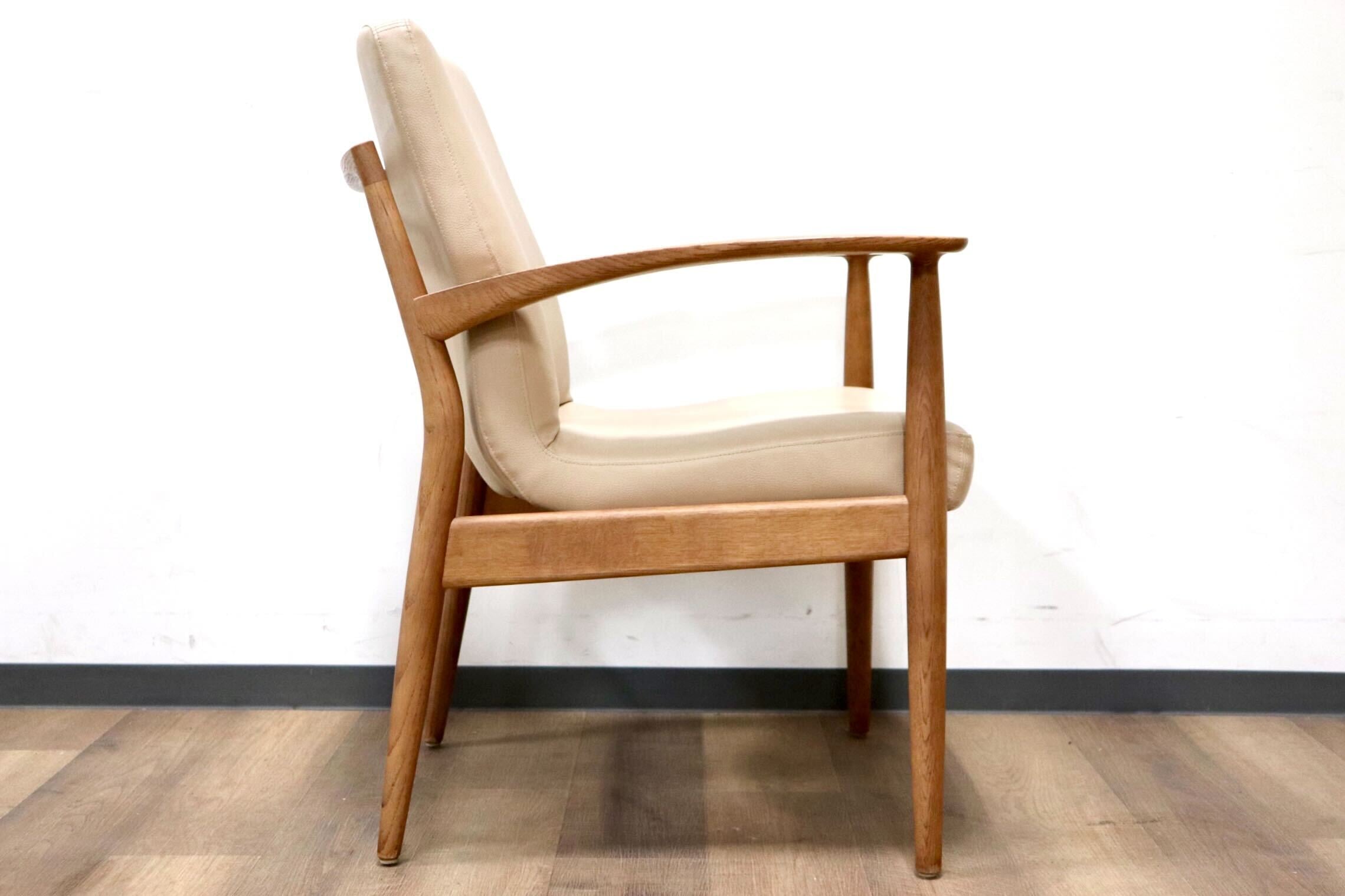 GMHH17A○karimoku / カリモク C-10225708 ダイニングチェア アームチェア 食卓椅子 椅子 オーク材 合皮 ベージュ モダン 国産家具