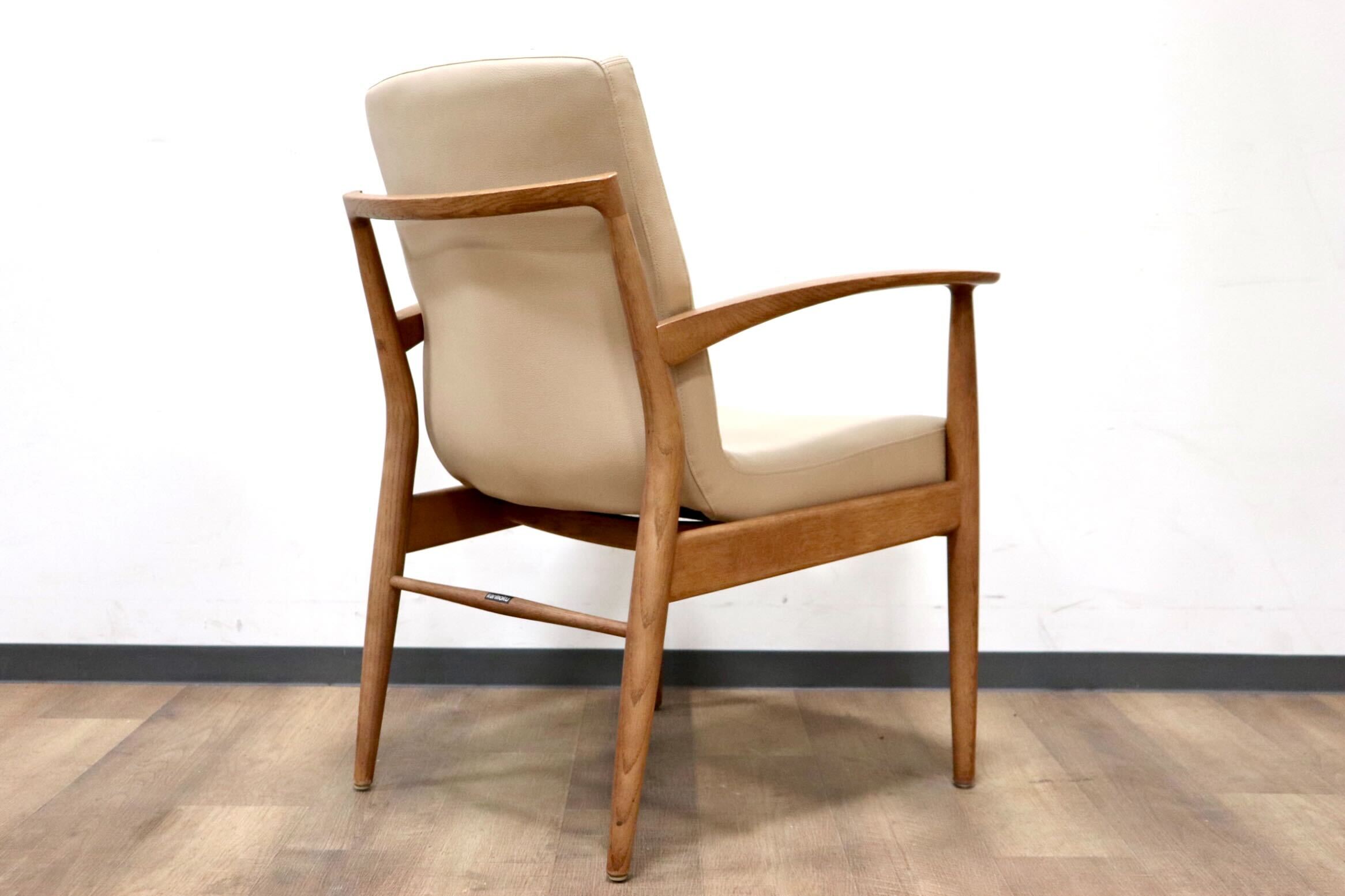 GMHH17A○karimoku / カリモク C-10225708 ダイニングチェア アームチェア 食卓椅子 椅子 オーク材 合皮 ベージュ モダン 国産家具