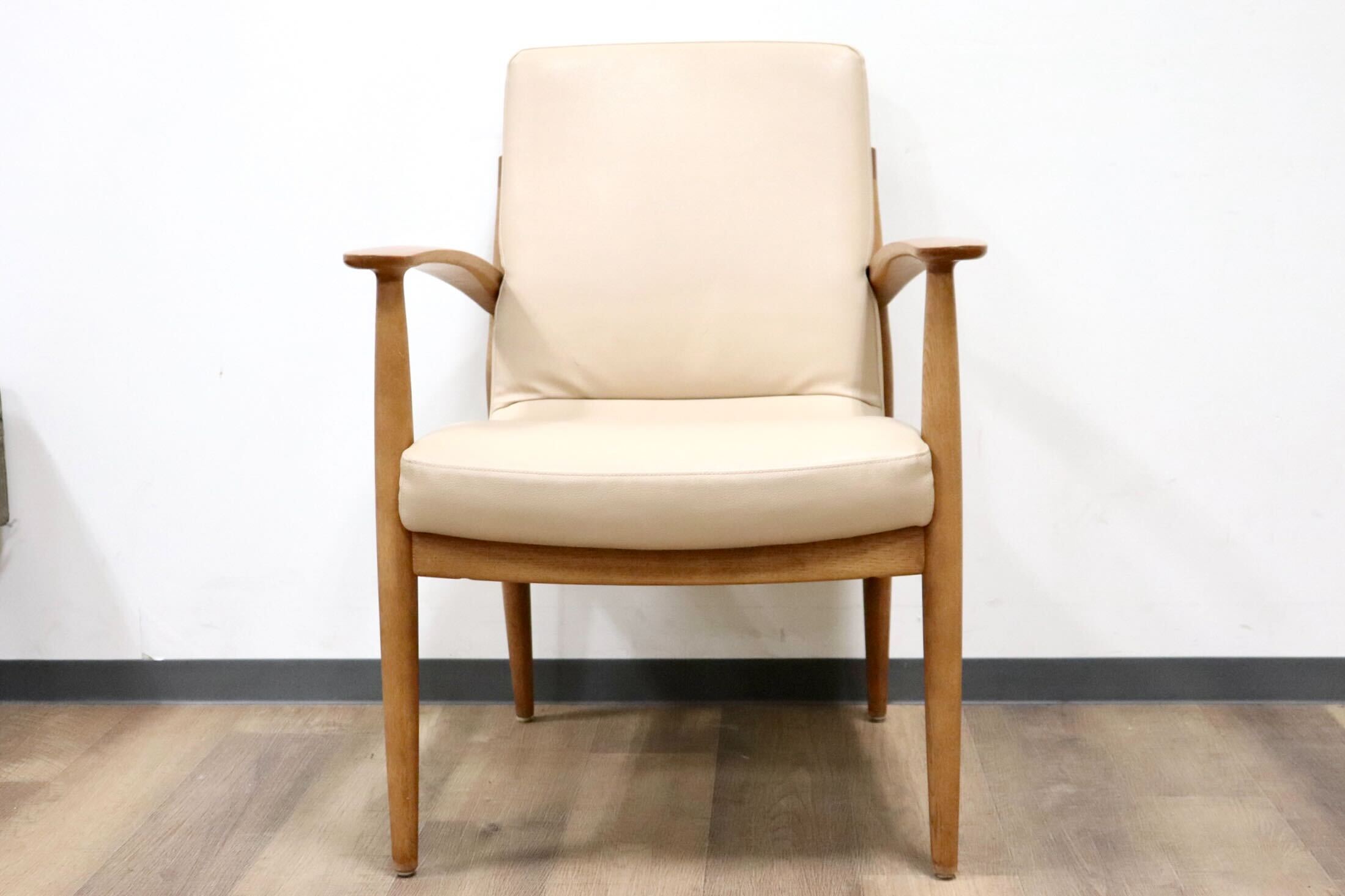 GMHH17C○karimoku / カリモク C-10225708 ダイニングチェア アームチェア 食卓椅子 椅子 オーク材 合皮 ベージュ モダン 国産家具