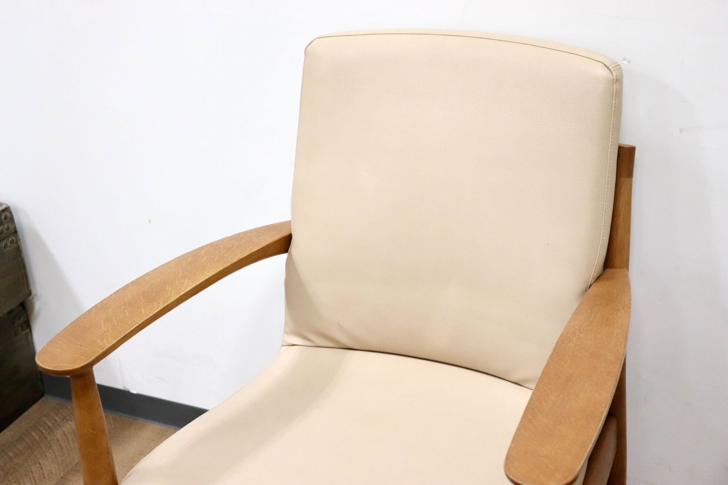 GMHH17C○karimoku / カリモク C-10225708 ダイニングチェア アームチェア 食卓椅子 椅子 オーク材 合皮 ベージュ モダン 国産家具