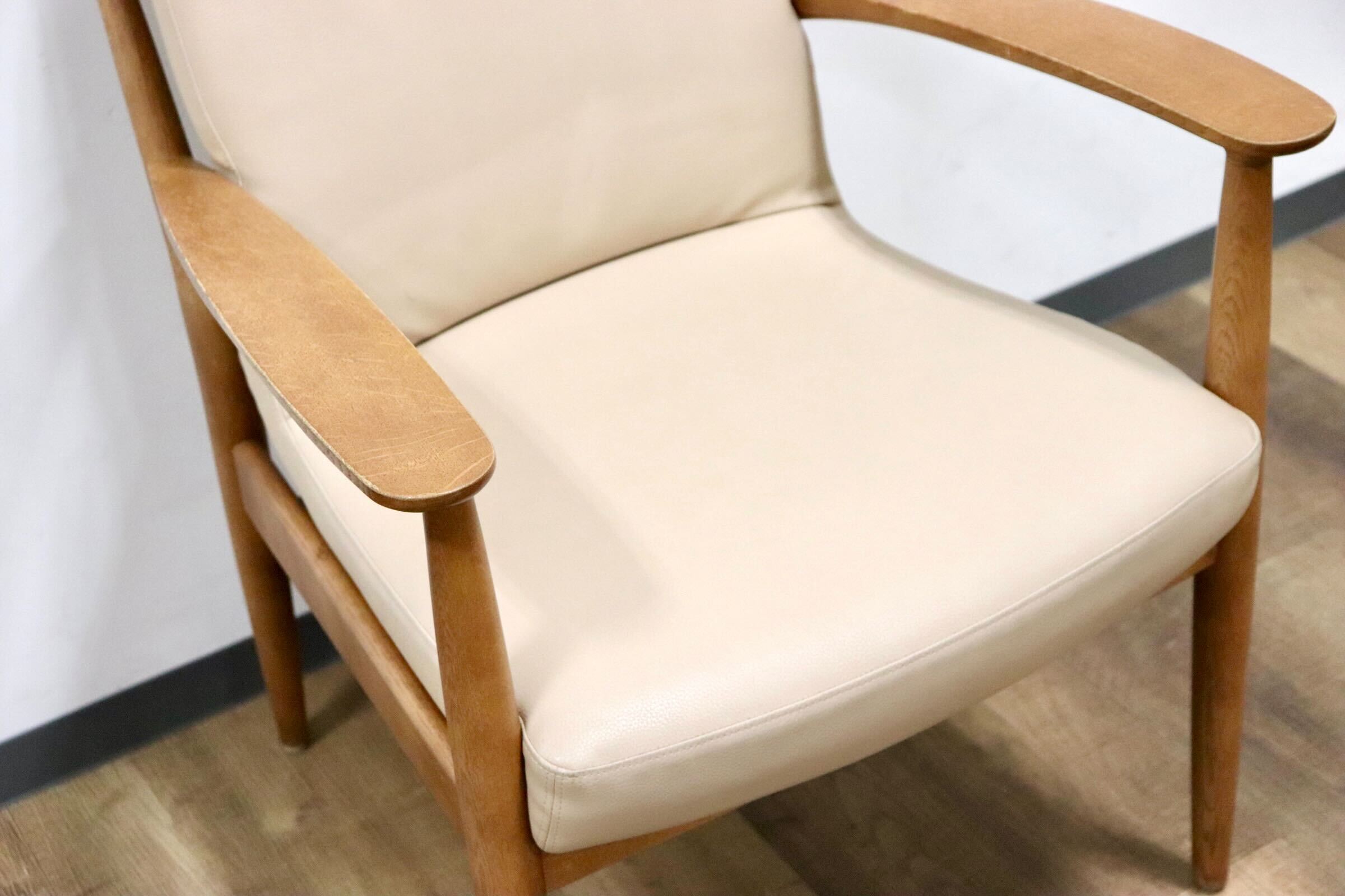 GMHH17C○karimoku / カリモク C-10225708 ダイニングチェア アームチェア 食卓椅子 椅子 オーク材 合皮 ベージュ モダン 国産家具