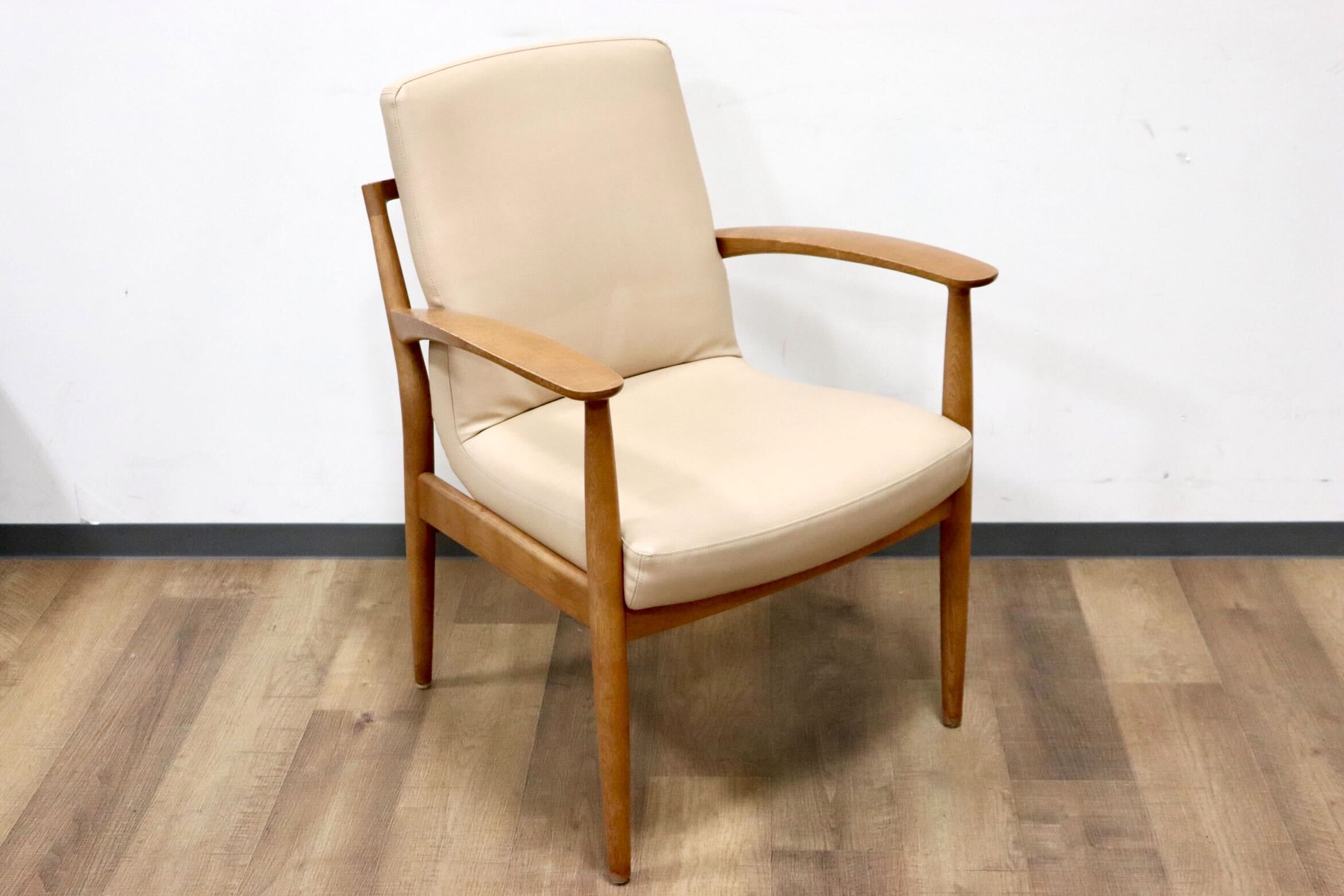 GMHH17C○karimoku / カリモク C-10225708 ダイニングチェア アームチェア 食卓椅子 椅子 オーク材 合皮 ベージュ モダン 国産家具