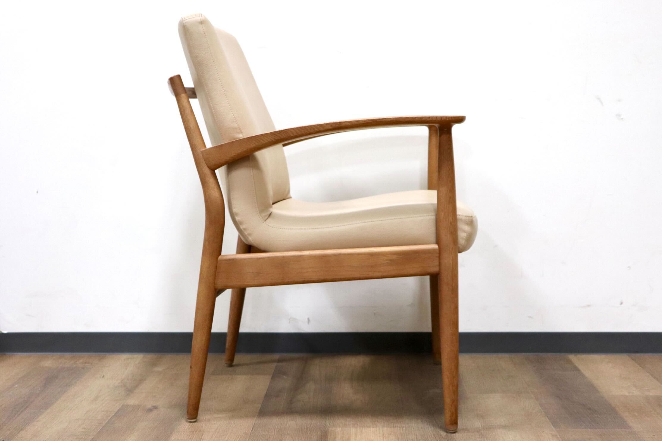 GMHH17C○karimoku / カリモク C-10225708 ダイニングチェア アームチェア 食卓椅子 椅子 オーク材 合皮 ベージュ モダン 国産家具