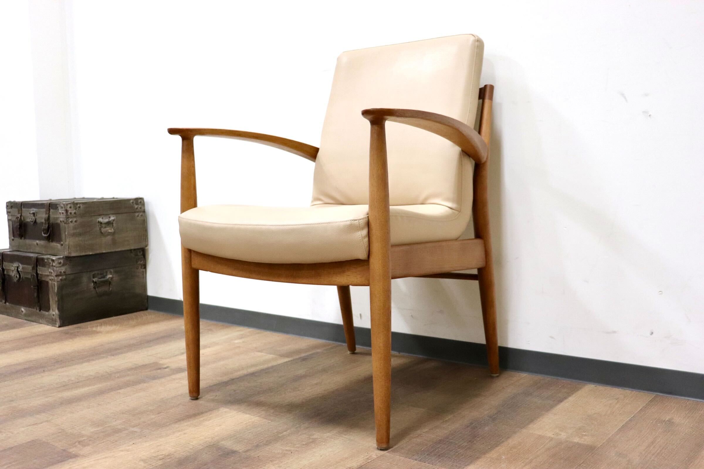 GMHH17C○karimoku / カリモク C-10225708 ダイニングチェア アームチェア 食卓椅子 椅子 オーク材 合皮 ベージュ モダン 国産家具