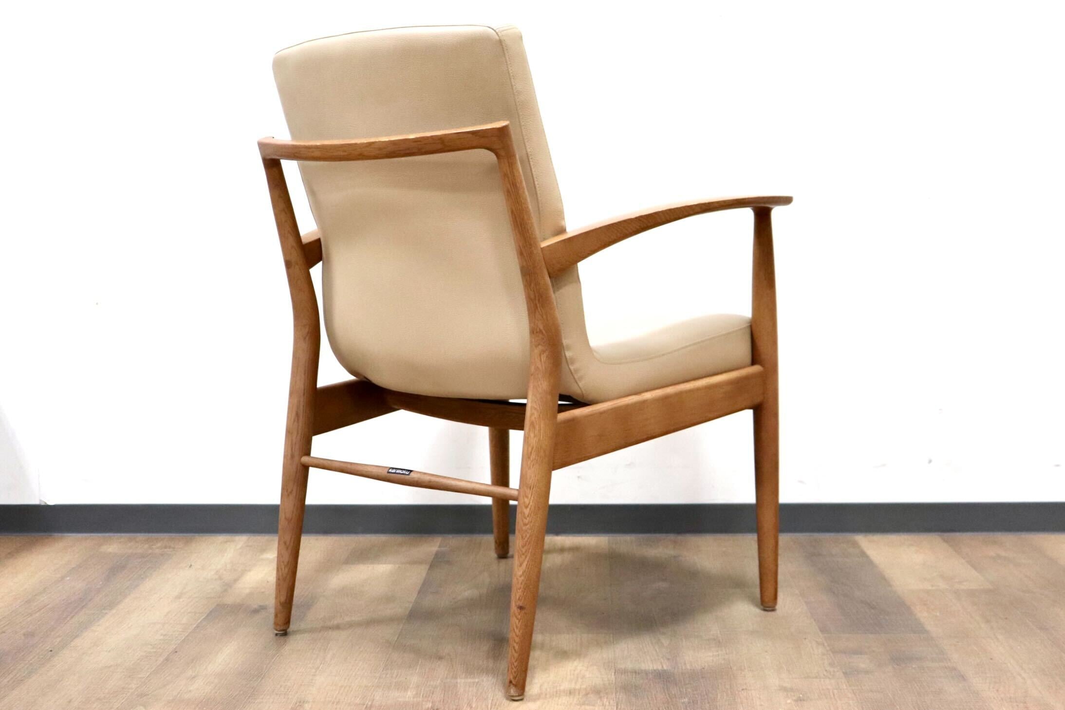 GMHH17C○karimoku / カリモク C-10225708 ダイニングチェア アームチェア 食卓椅子 椅子 オーク材 合皮 ベージュ モダン 国産家具