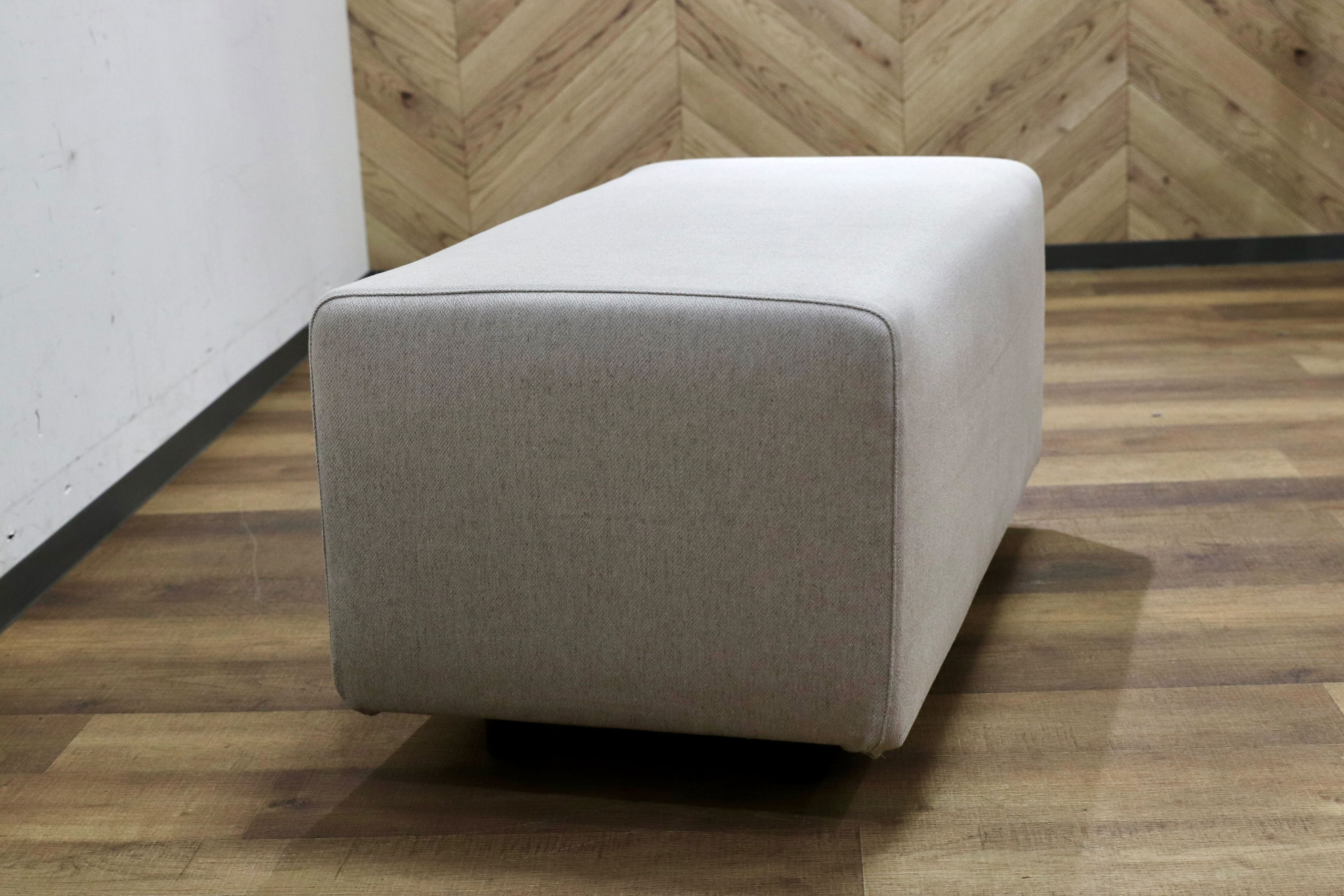 GMIH121A○cassina ixc / カッシーナイクスシー LIVING DIVANI オットマン スツール ベンチソファ イタリアモダン カバーリング 展示品