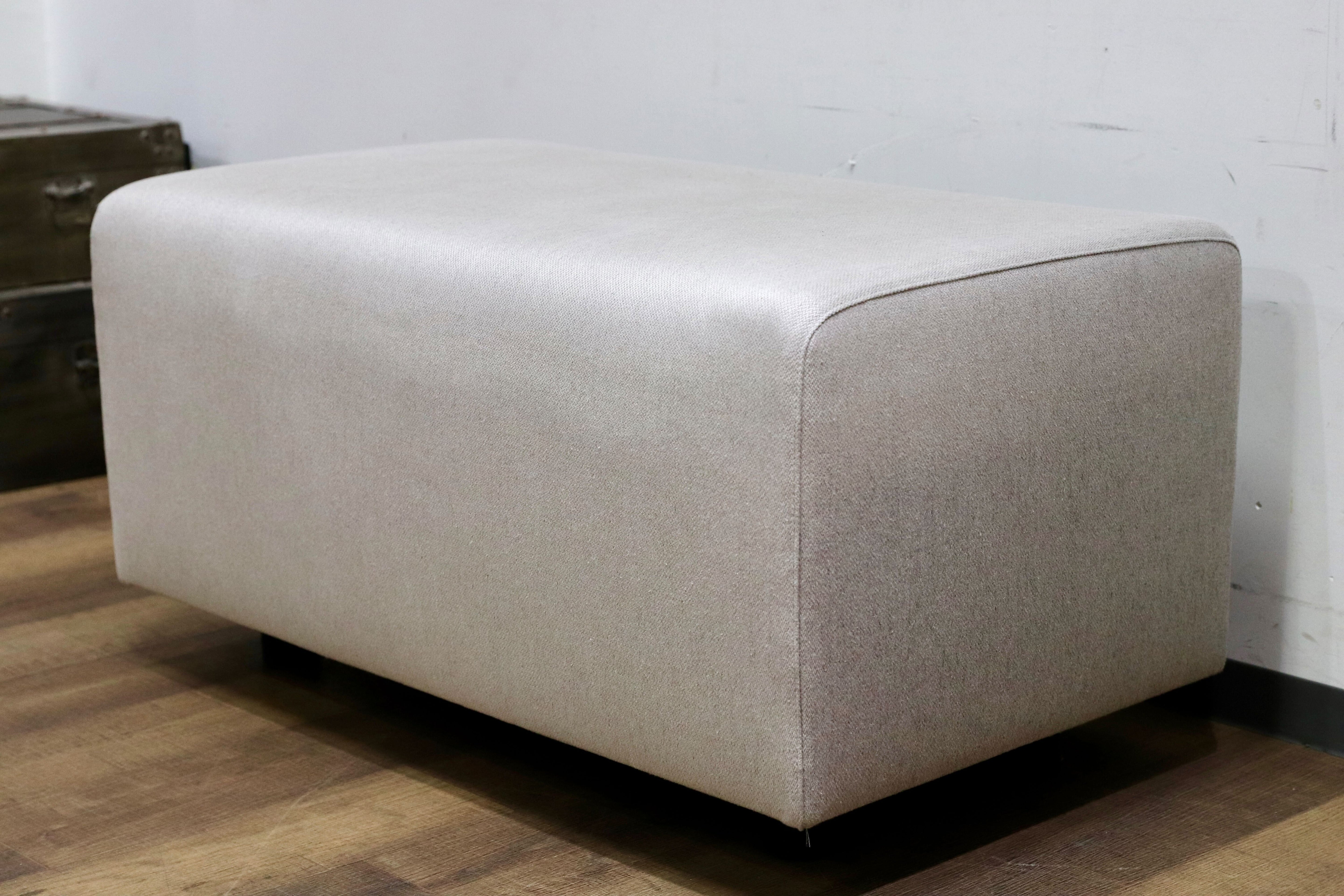 GMIH121B○cassina ixc / カッシーナイクスシー LIVING DIVANI オットマン スツール ベンチソファ イタリアモダン カバーリング 展示品