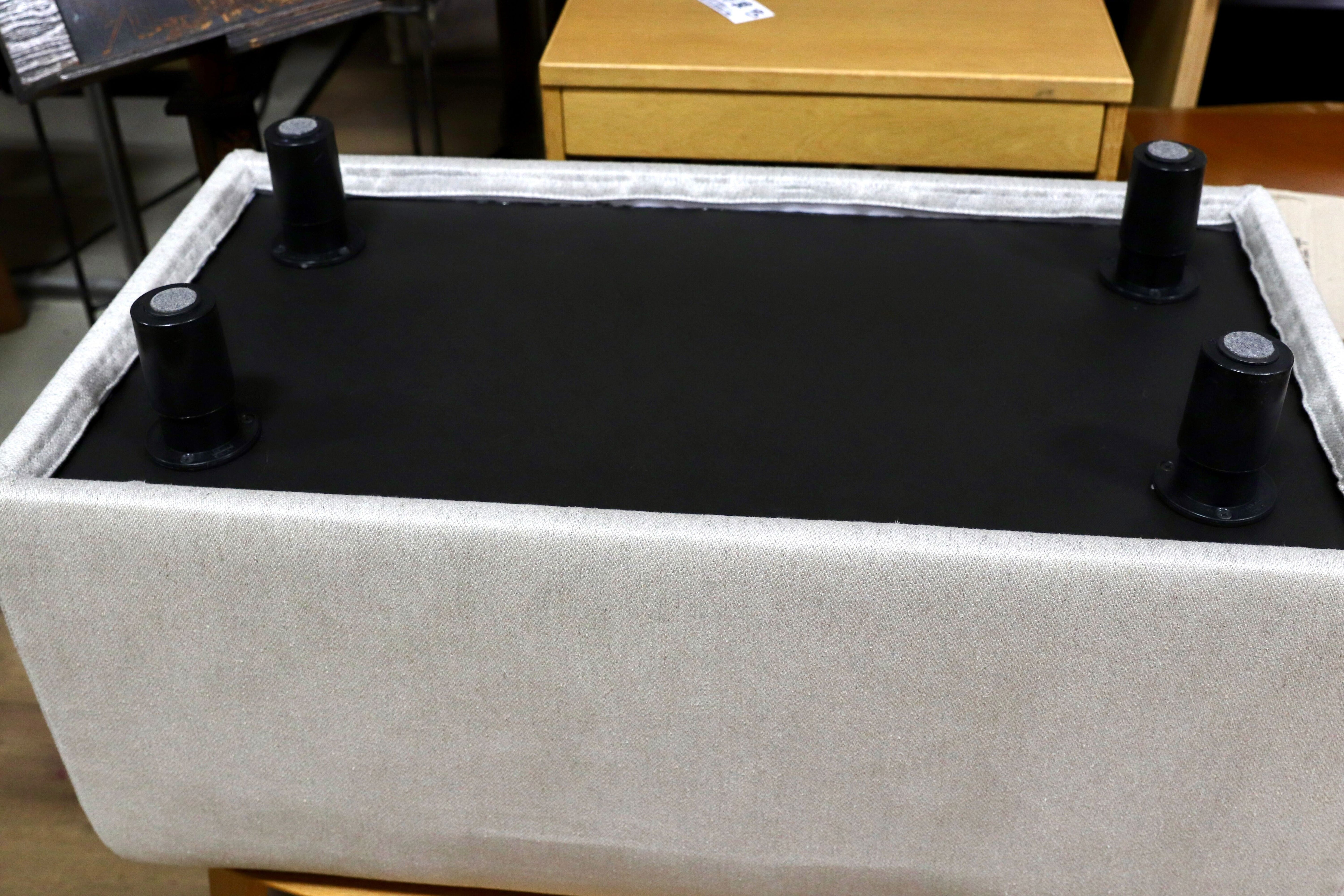 GMIH121B○cassina ixc / カッシーナイクスシー LIVING DIVANI オットマン スツール ベンチソファ イタリアモダン カバーリング 展示品