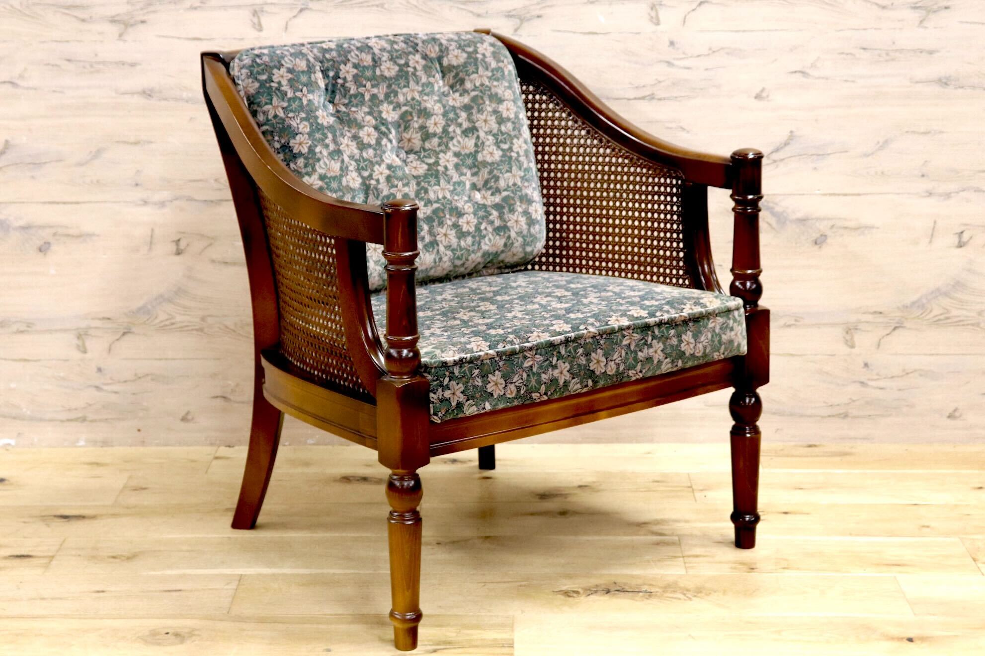 GMIS279A○karimoku / カリモク コロニアル アームチェア 椅子 ラウンジチェア シングルソファ ラタン 国産家具 レトロ ヴィンテージ